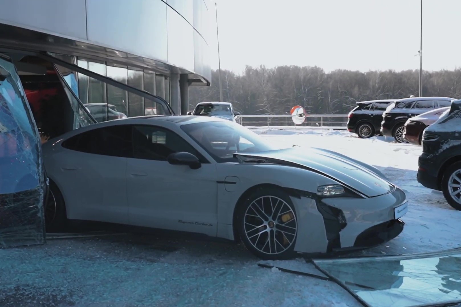 Porsche Taycan Turbo S dam vao cua kinh vi tai xe dap nham chan ga anh 1