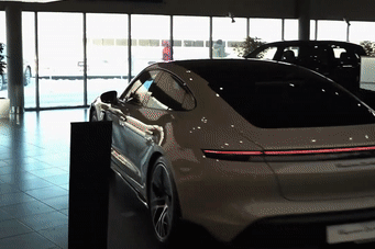 Porsche Taycan Turbo S gap tai nan nghiem trong o showroom hinh anh