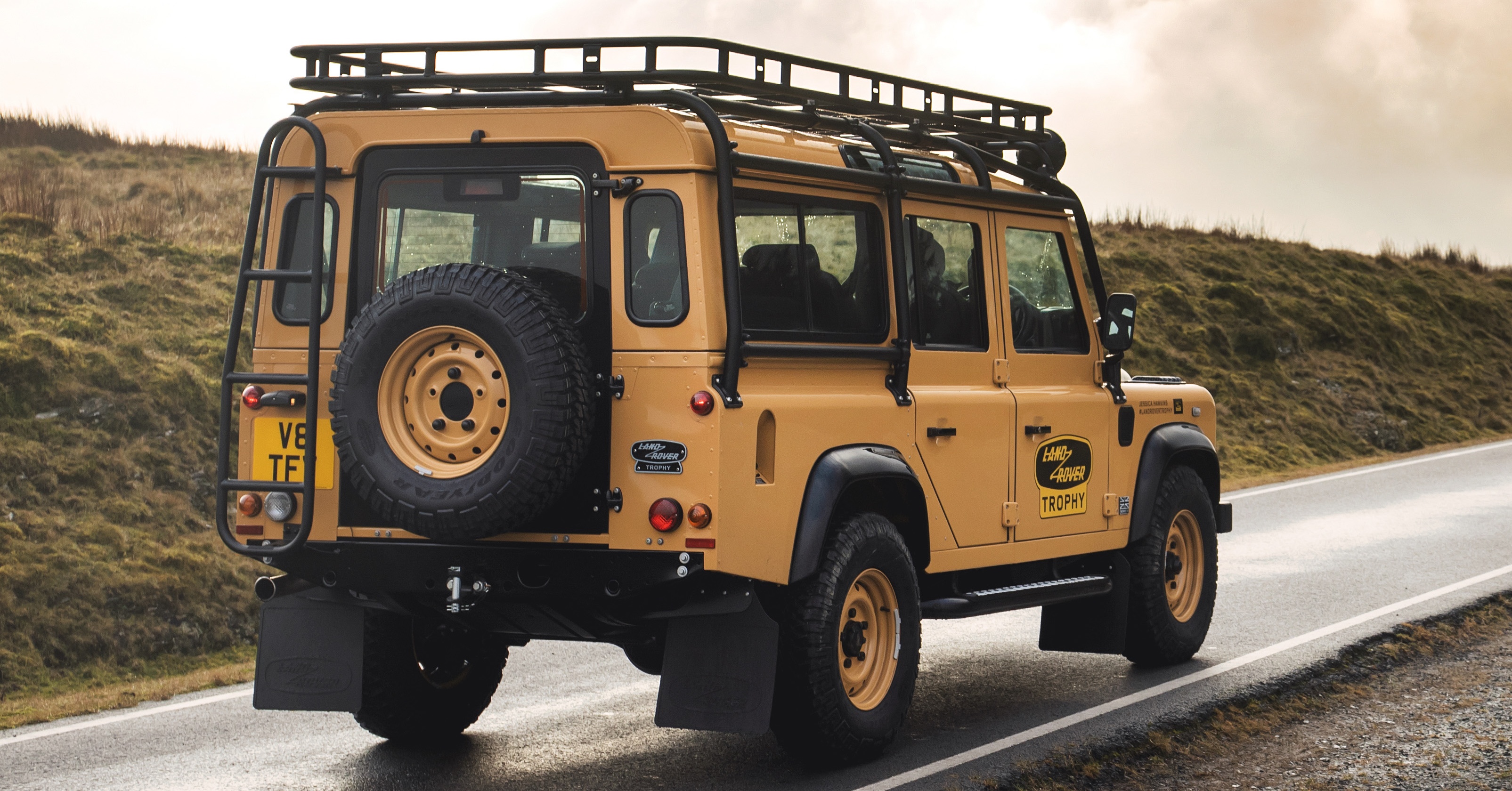 Land Rover Defender Work V8 Trophy anh 5