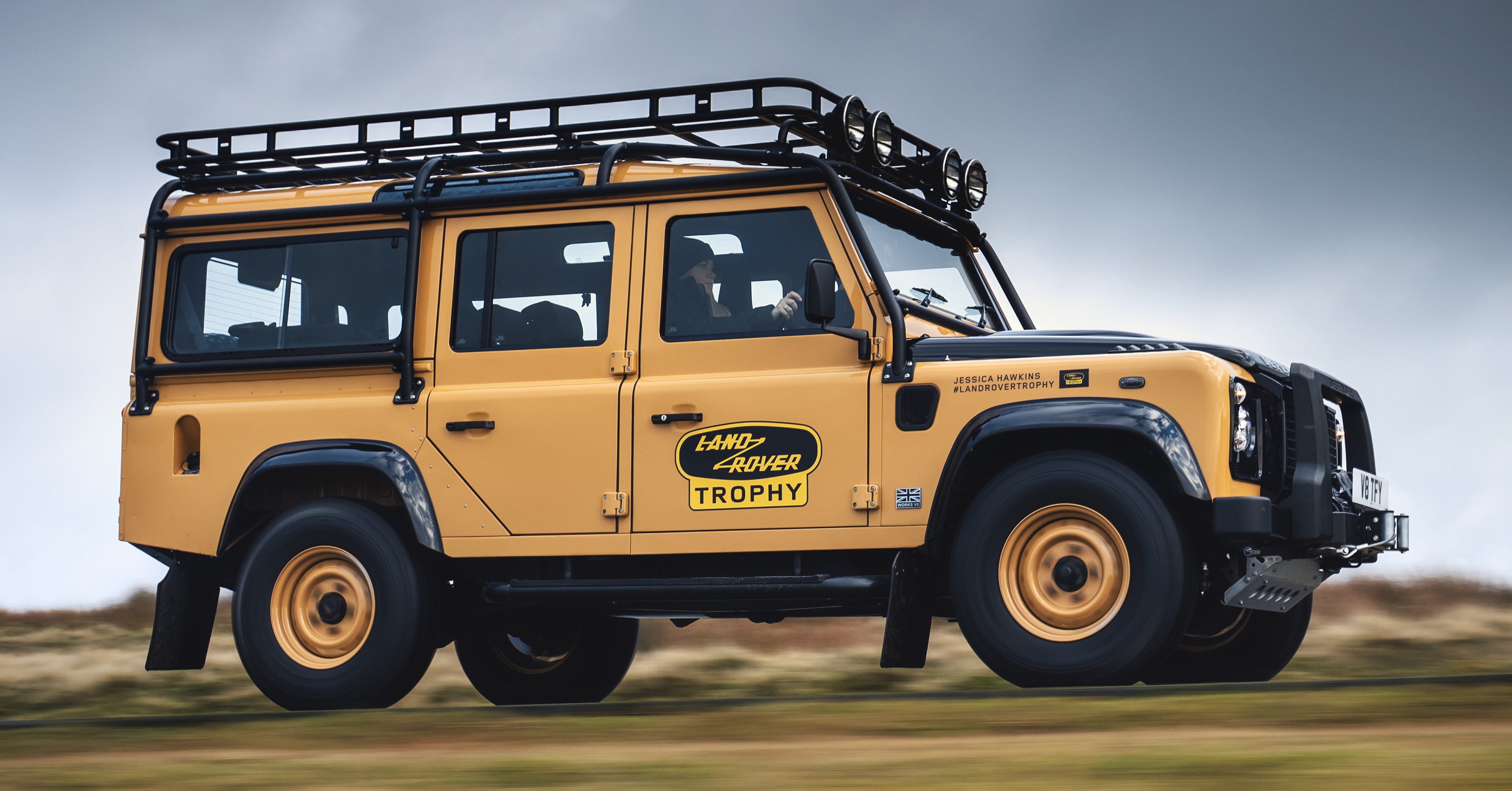 Land Rover Defender Work V8 Trophy anh 1