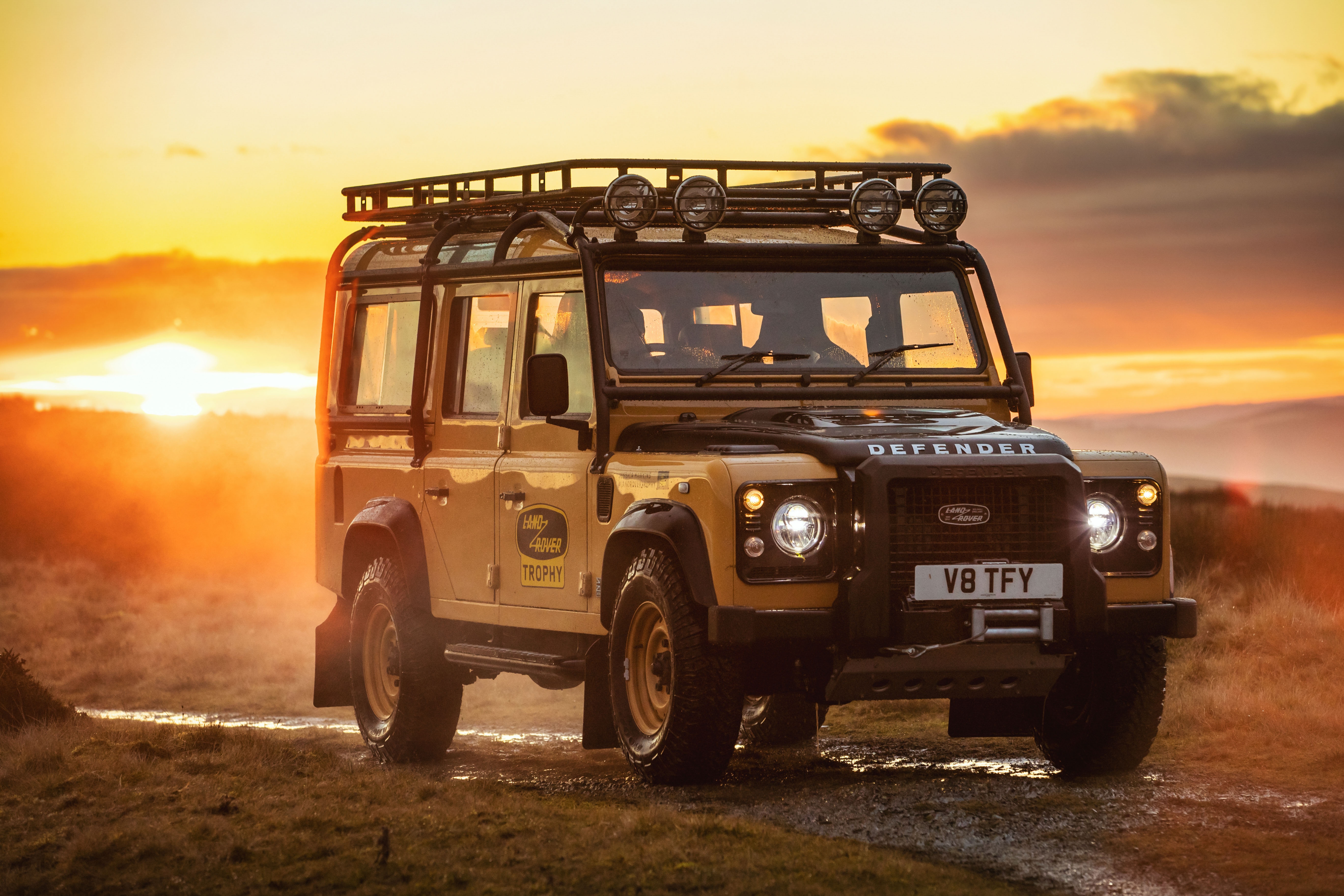 Land Rover Defender Work V8 Trophy anh 2