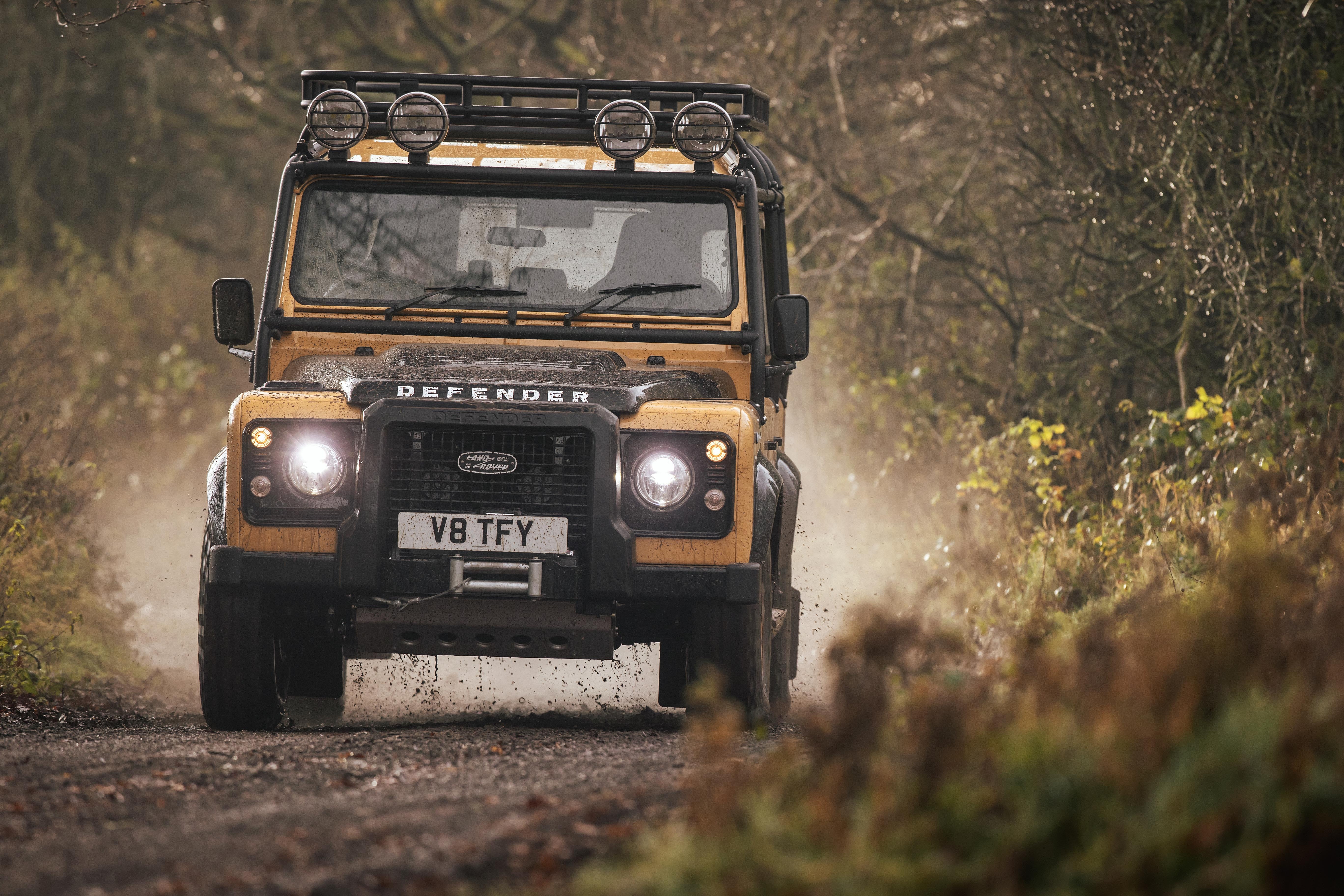 Land Rover Defender Work V8 Trophy anh 9