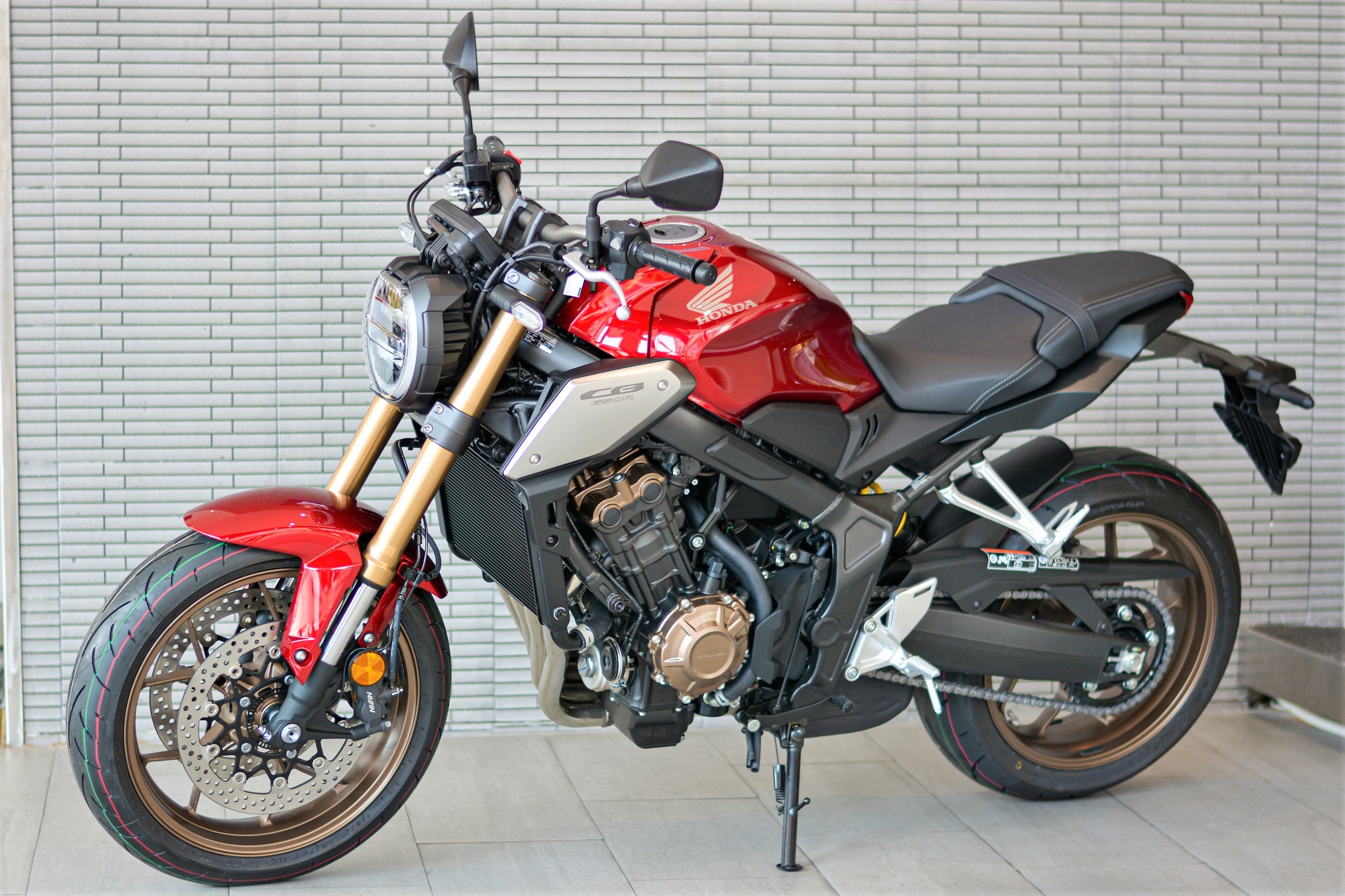 Honda CB650R doi 2021 ve dai ly - nhieu nang cap, gia khong doi hinh anh