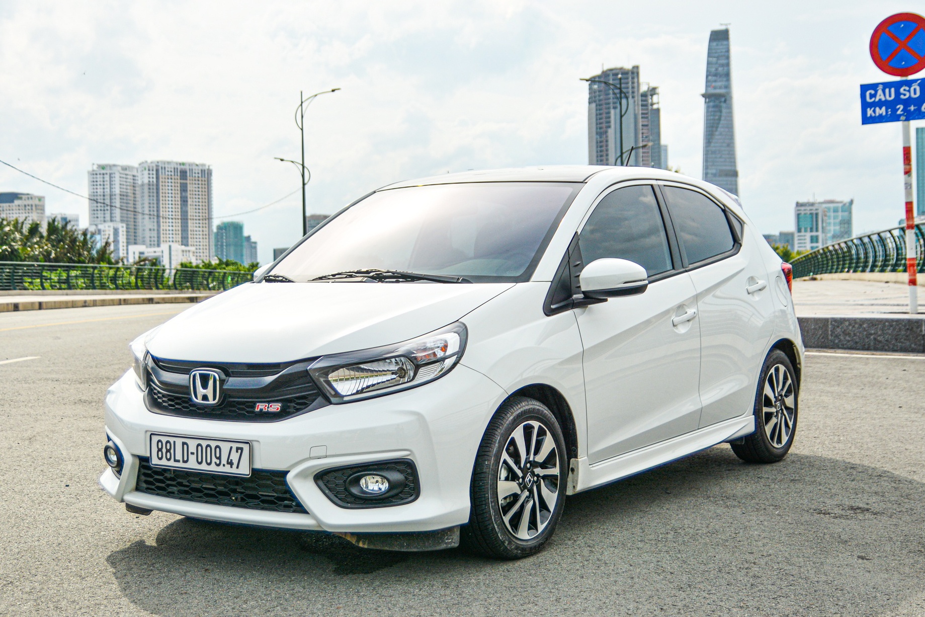 Mua xe chay dich vu, chon Hyundai Grand i10 hay Honda Brio? hinh anh