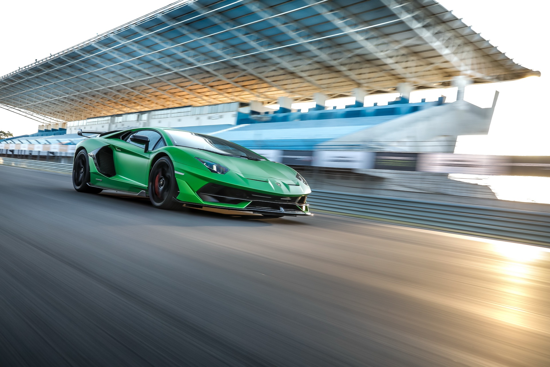 Lamborghini Aventador SVJ gặp lỗi bung nắp động cơ khi chạy ảnh 1 Lamborghini Aventador SVJ gap loi bung nap dong co khi chay anh 1