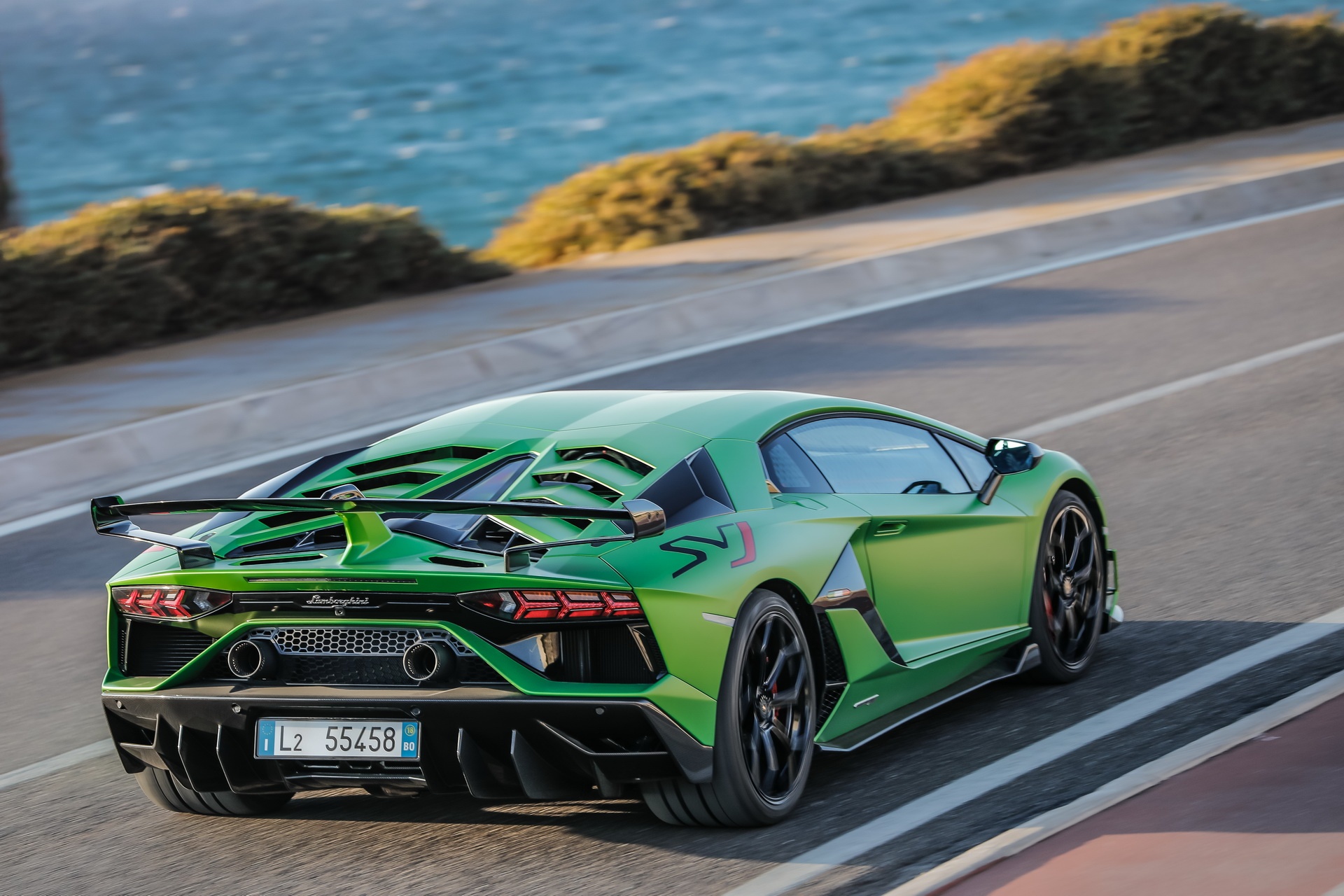 Lamborghini Aventador SVJ gặp lỗi bung nắp động cơ khi chạy ảnh 2 Lamborghini Aventador SVJ gap loi bung nap dong co khi chay anh 2