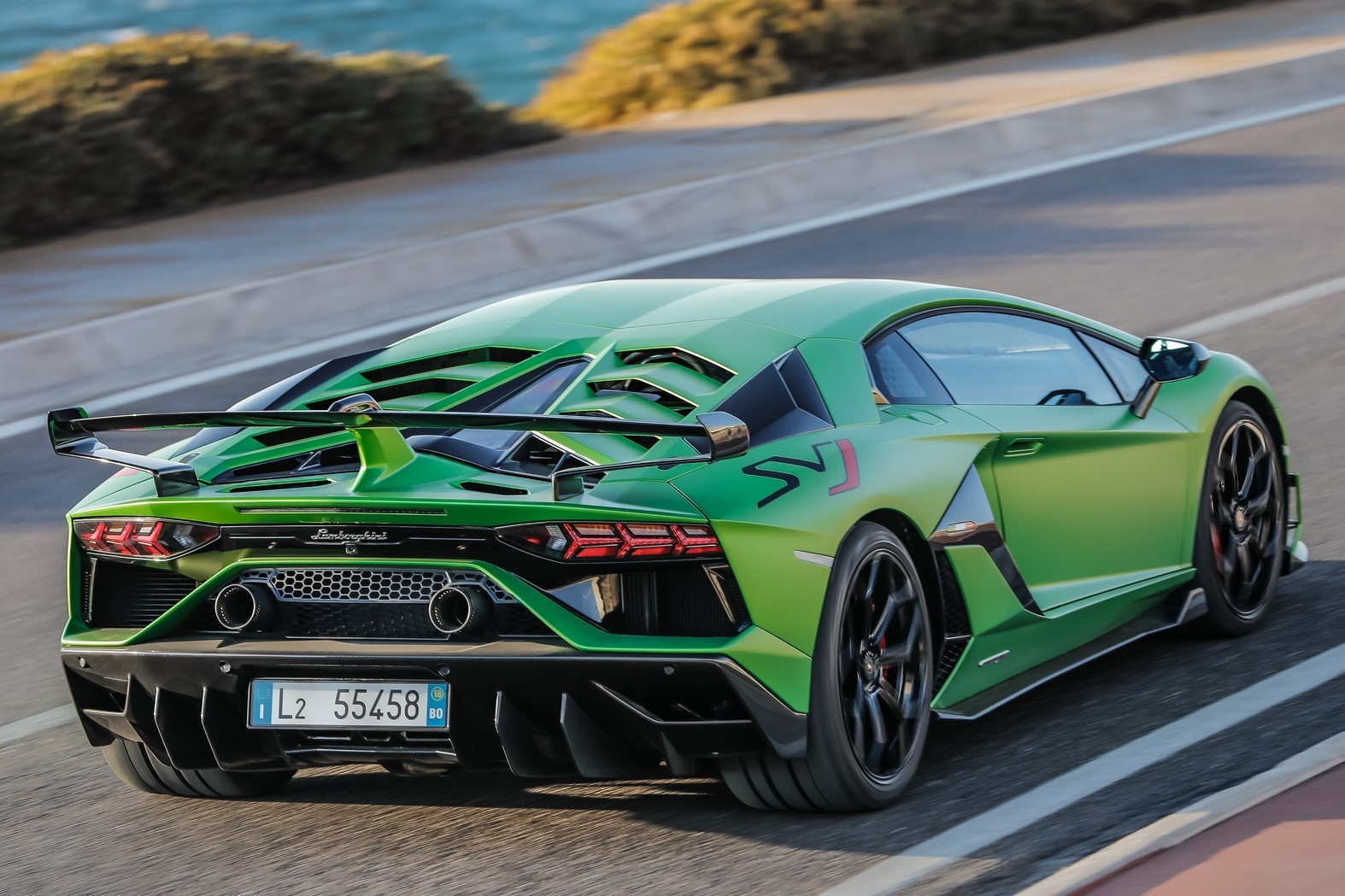 Lamborghini Aventador SVJ gap loi bung nap dong co khi chay hinh anh