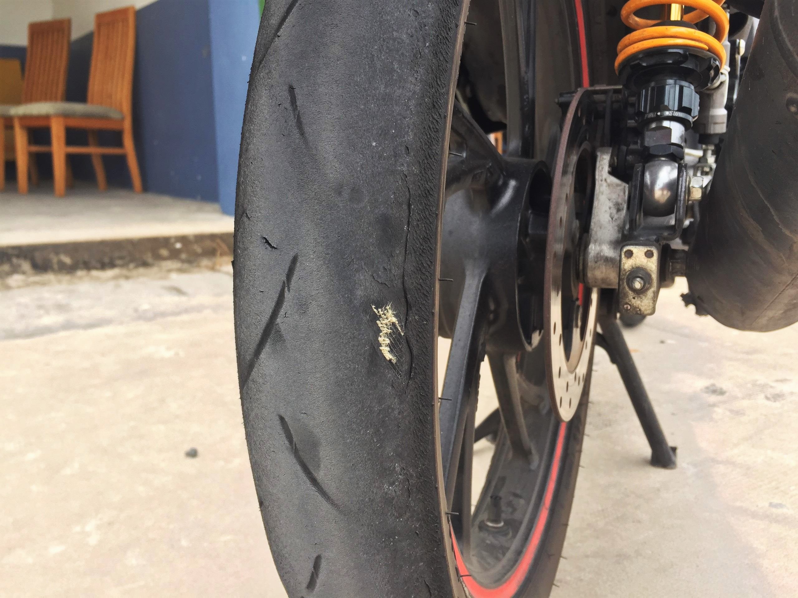 Dau hieu canh bao lop xe may can duoc thay moi anh 1