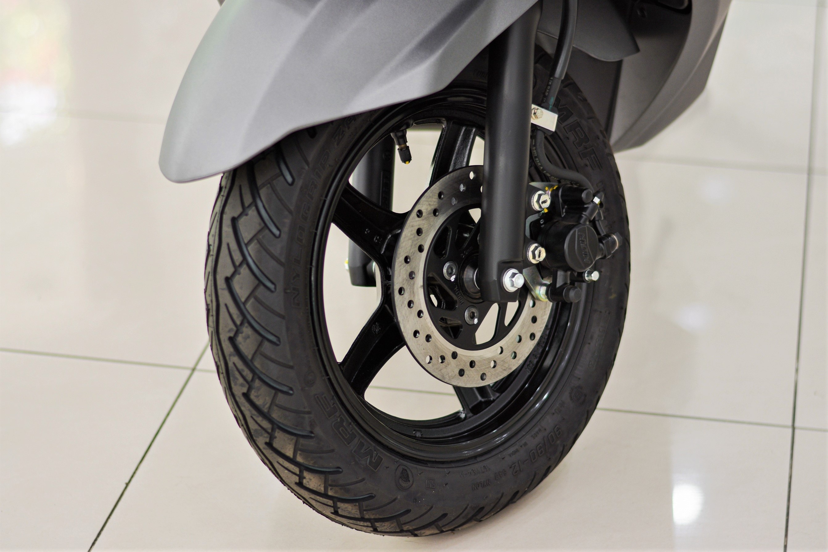 Dau hieu canh bao lop xe may can duoc thay moi hinh anh