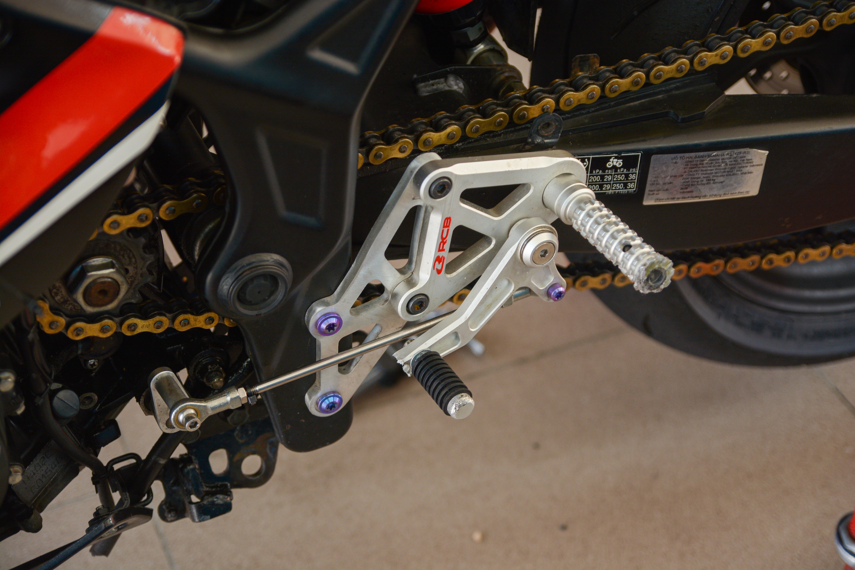 Chi tiet Yamaha YZF-R3 phien ban xe dua tai Viet Nam anh 8