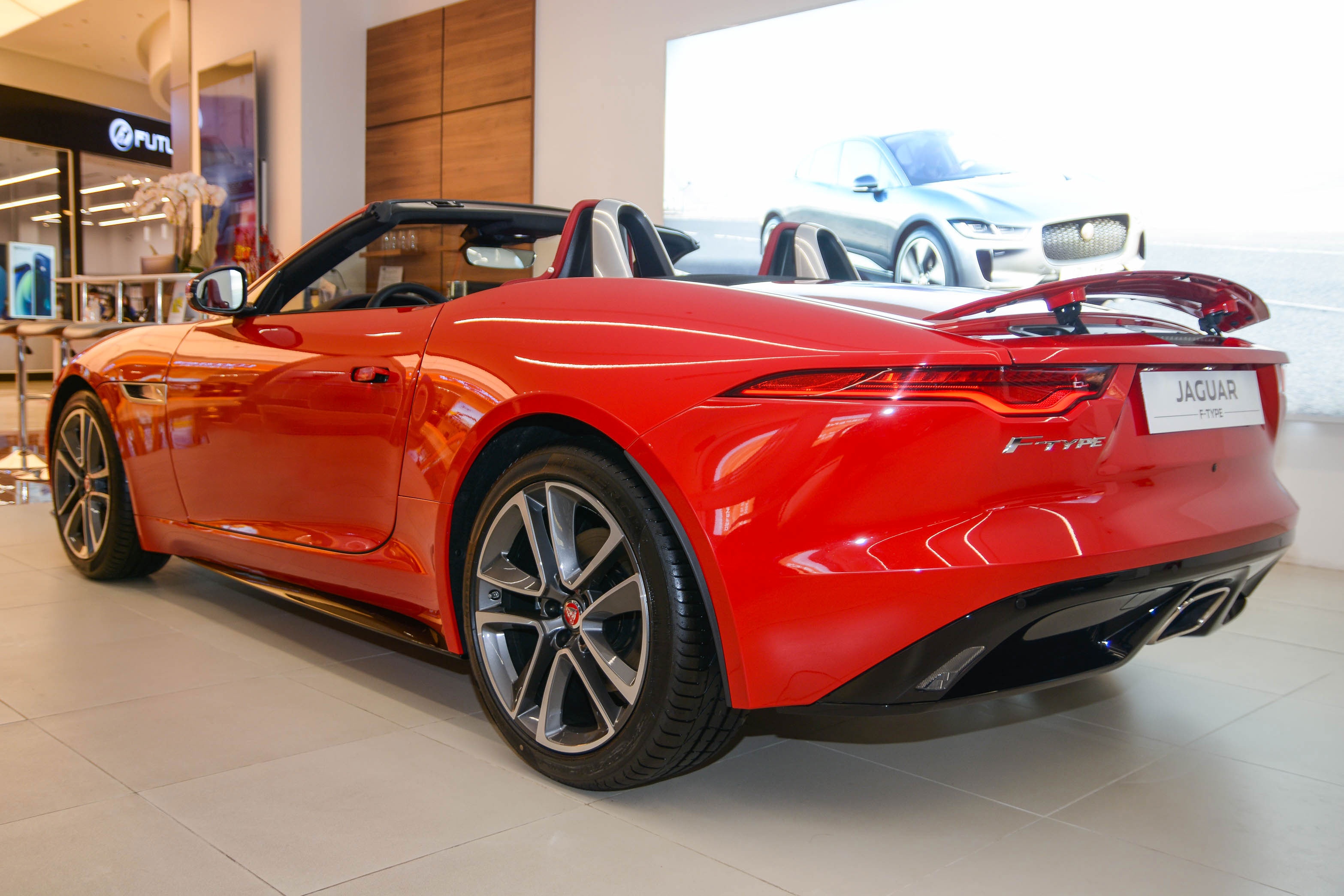 Xe mui trần hạng sang chọn 718 Boxster hay F-Type Convertible ảnh 10 Xe mui tran hang sang chon 718 Boxster hay F-Type Convertible anh 10