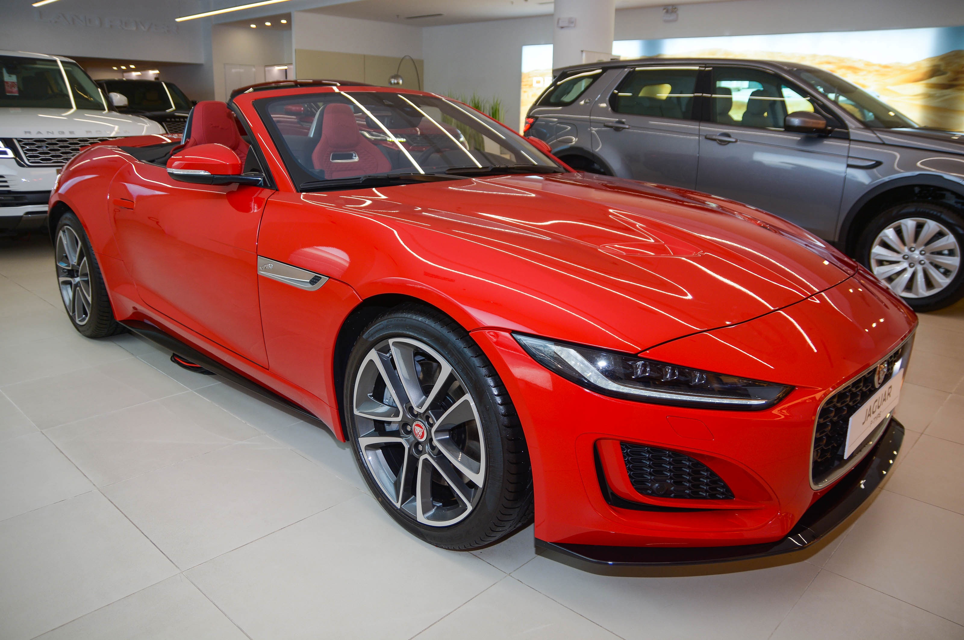 Xe mui trần hạng sang chọn 718 Boxster hay F-Type Convertible ảnh 4 Xe mui tran hang sang chon 718 Boxster hay F-Type Convertible anh 4