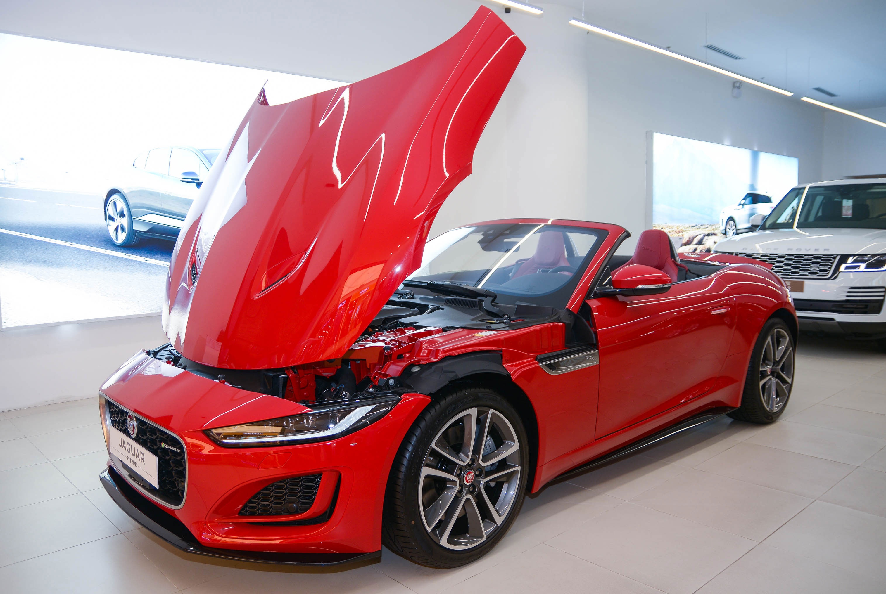 Xe mui trần hạng sang chọn 718 Boxster hay F-Type Convertible ảnh 15 Xe mui tran hang sang chon 718 Boxster hay F-Type Convertible anh 15