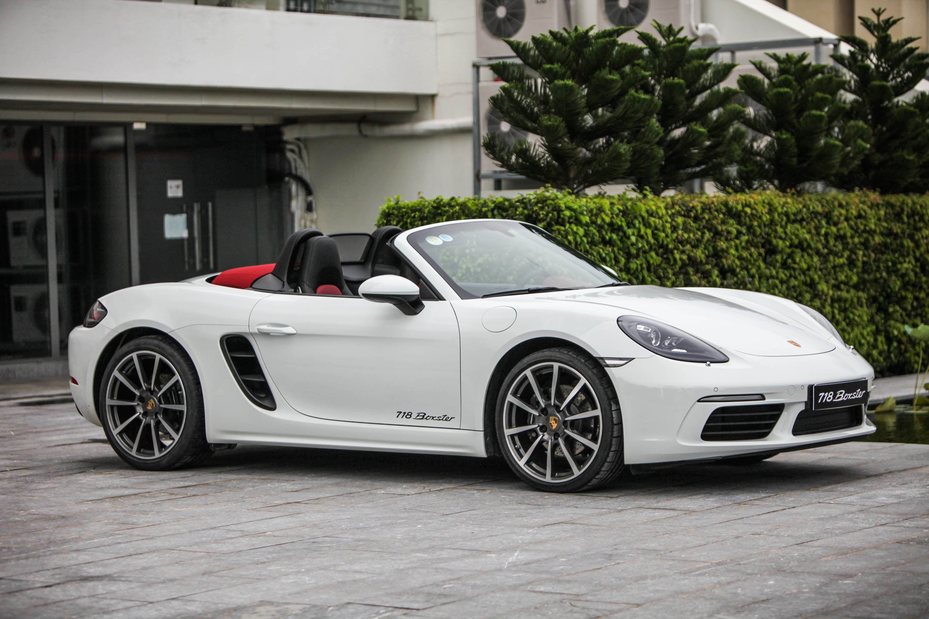 Xe mui trần hạng sang chọn 718 Boxster hay F-Type Convertible ảnh 2 Xe mui tran hang sang chon 718 Boxster hay F-Type Convertible anh 2