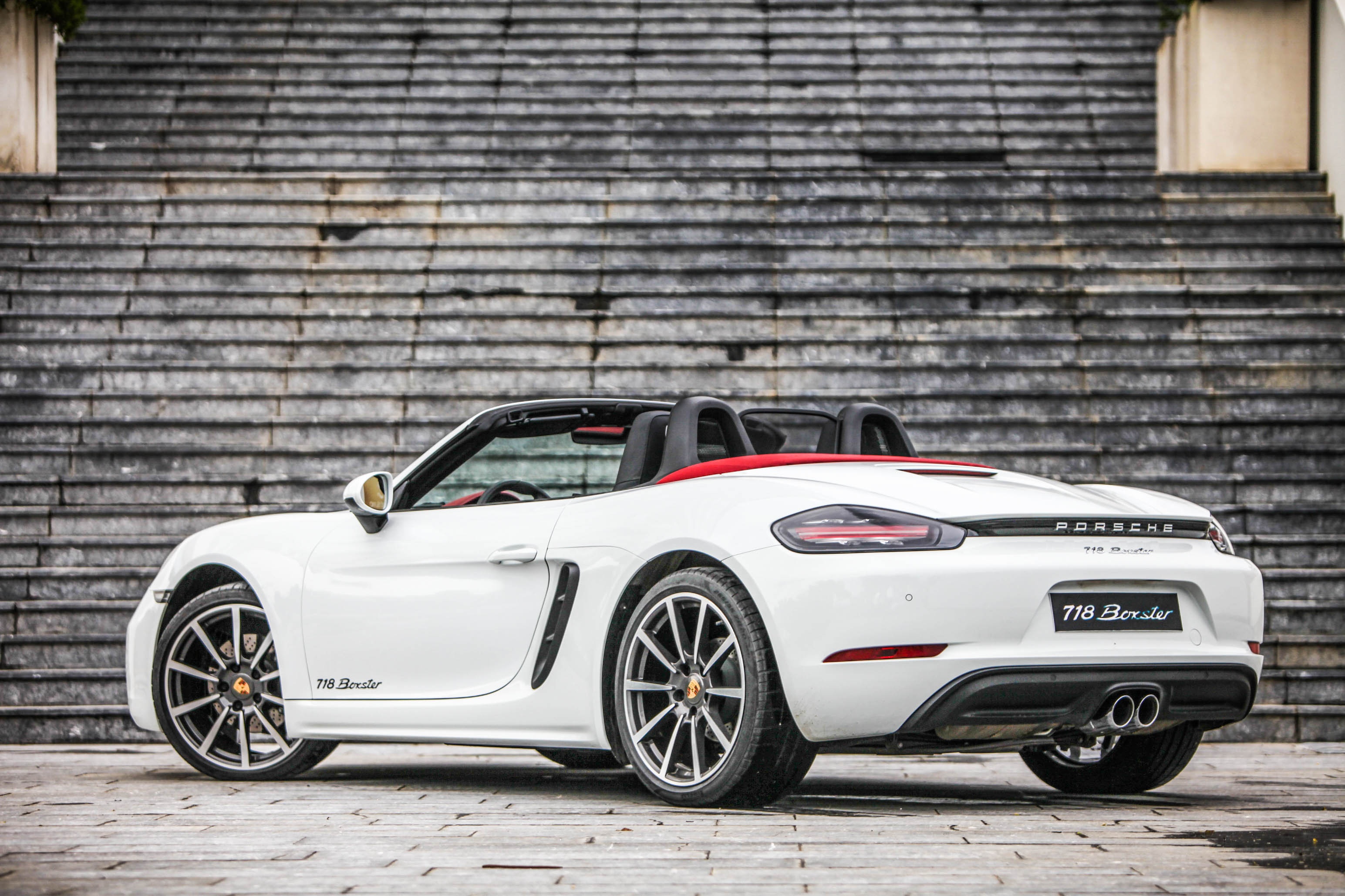 Xe mui trần hạng sang chọn 718 Boxster hay F-Type Convertible ảnh 9 Xe mui tran hang sang chon 718 Boxster hay F-Type Convertible anh 9