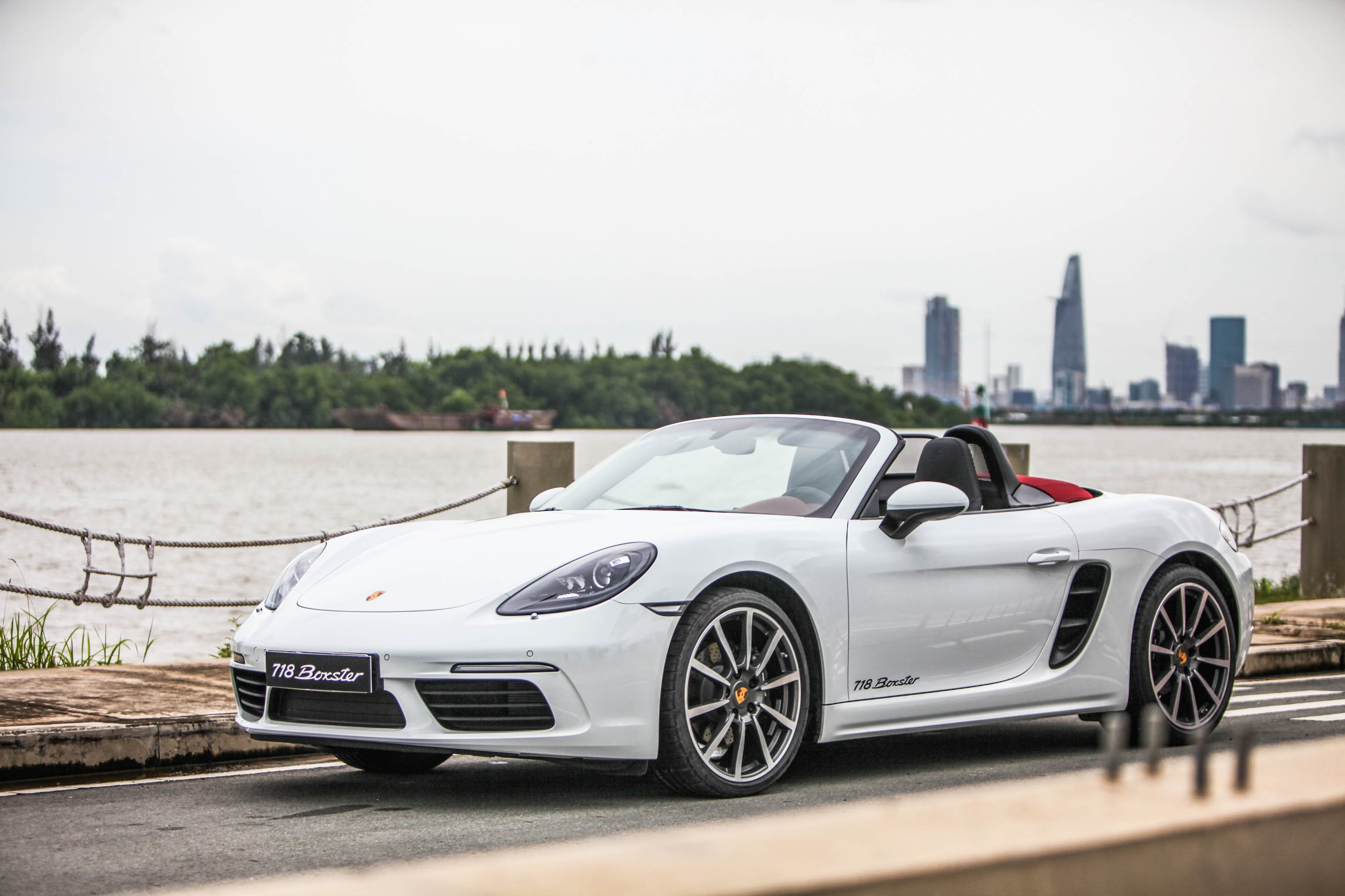 Xe mui trần hạng sang chọn 718 Boxster hay F-Type Convertible ảnh 5 Xe mui tran hang sang chon 718 Boxster hay F-Type Convertible anh 5