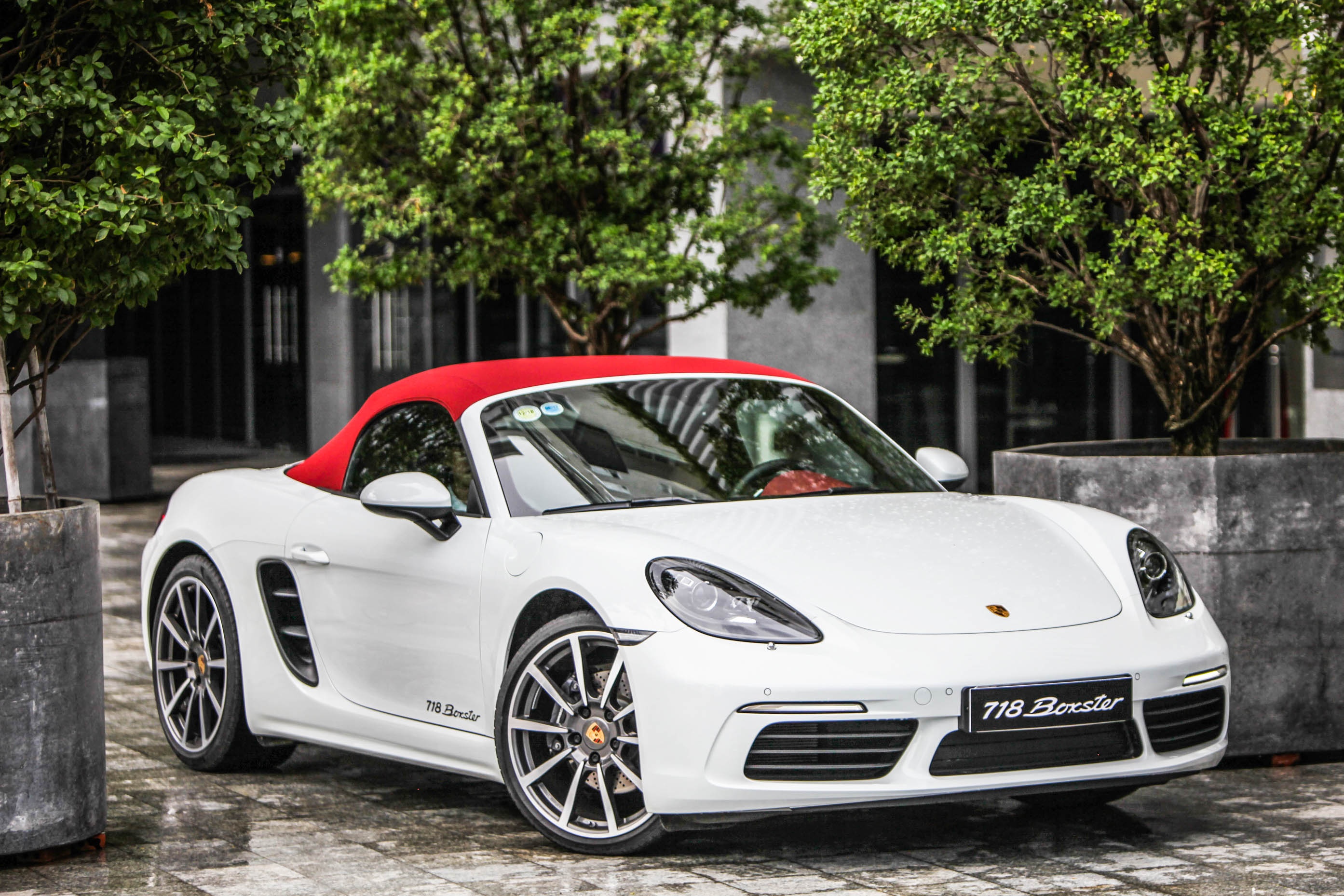 Xe mui trần hạng sang chọn 718 Boxster hay F-Type Convertible ảnh 14 Xe mui tran hang sang chon 718 Boxster hay F-Type Convertible anh 14