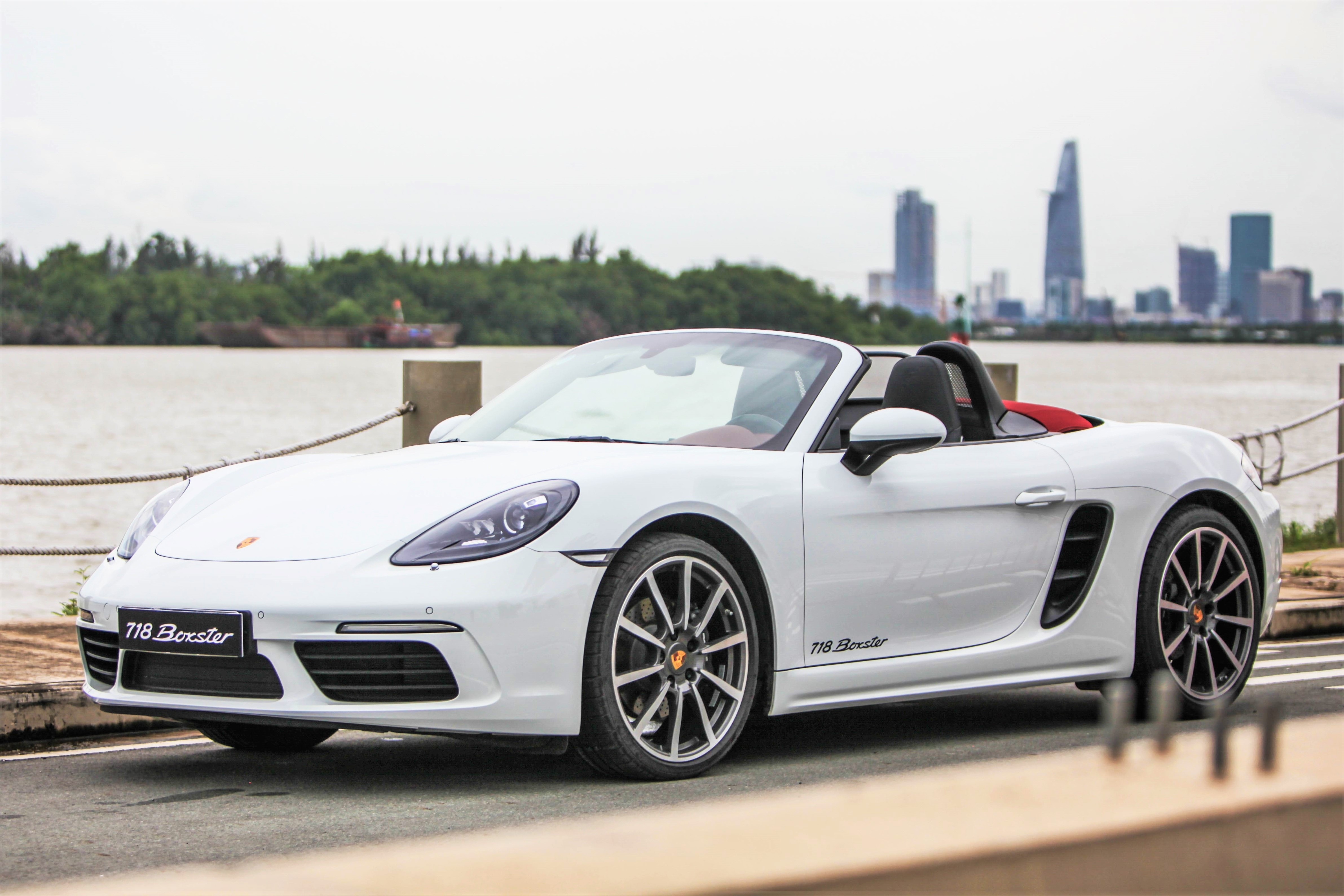 Xe mui tran hang sang, chon 718 Boxster hay F-Type Convertible? hinh anh
