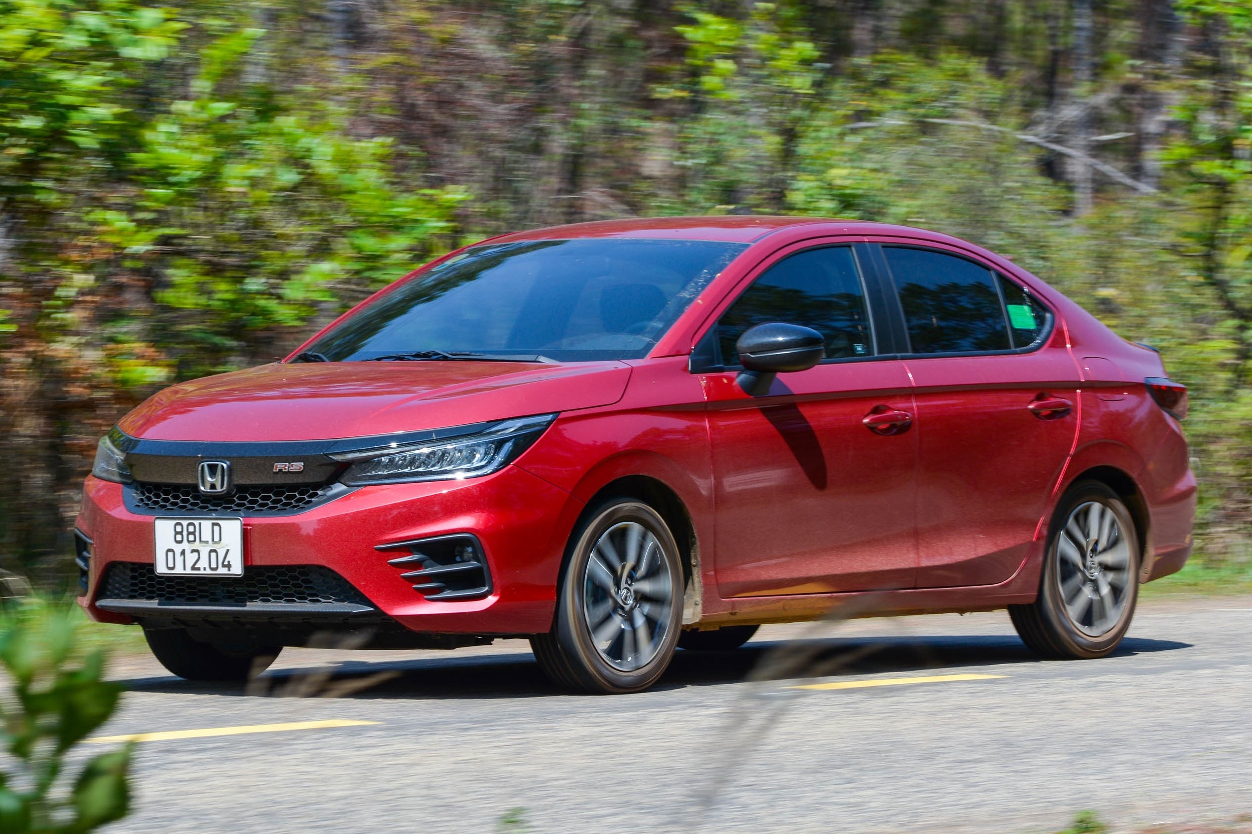 Mua xe gia dinh, toi nen chon Toyota Vios hay Honda City? hinh anh