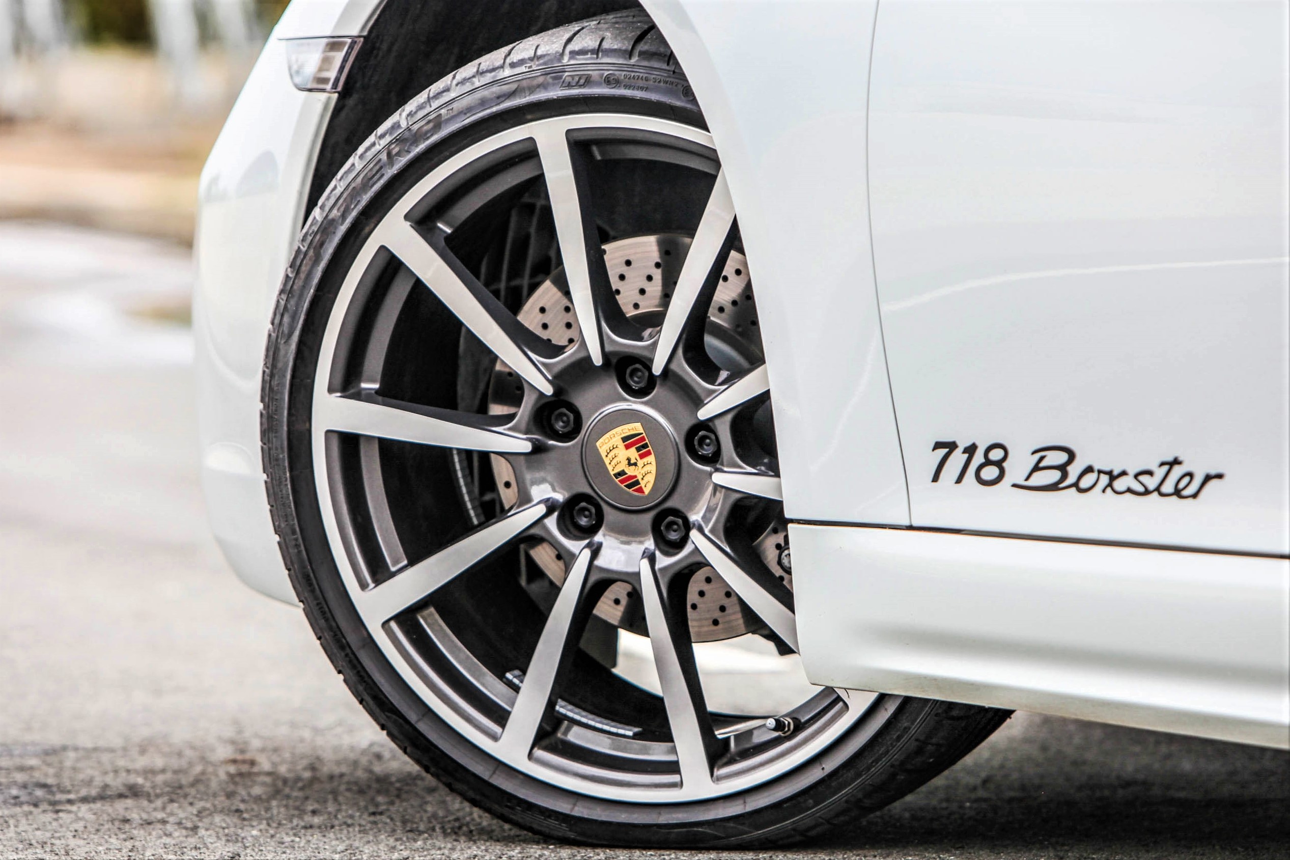 Vi sao mam oto thuong duoc gan cuc chi? hinh anh