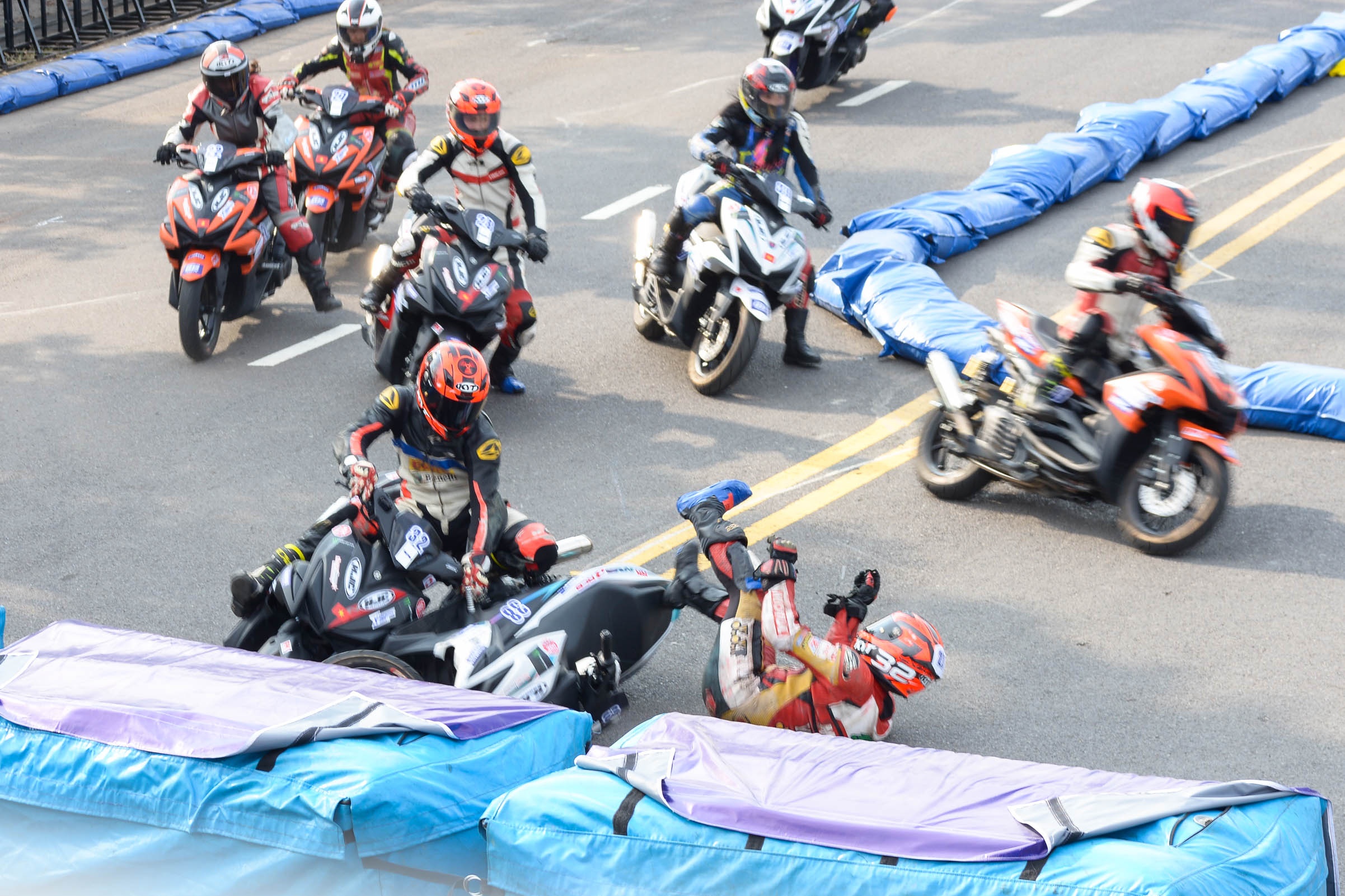 Những pha rượt đuổi kịch tính tại giải đua xe ở Cần Thơ ảnh 7 Nhung pha ruot duoi kich tinh tai giai dua xe o Can Tho anh 7