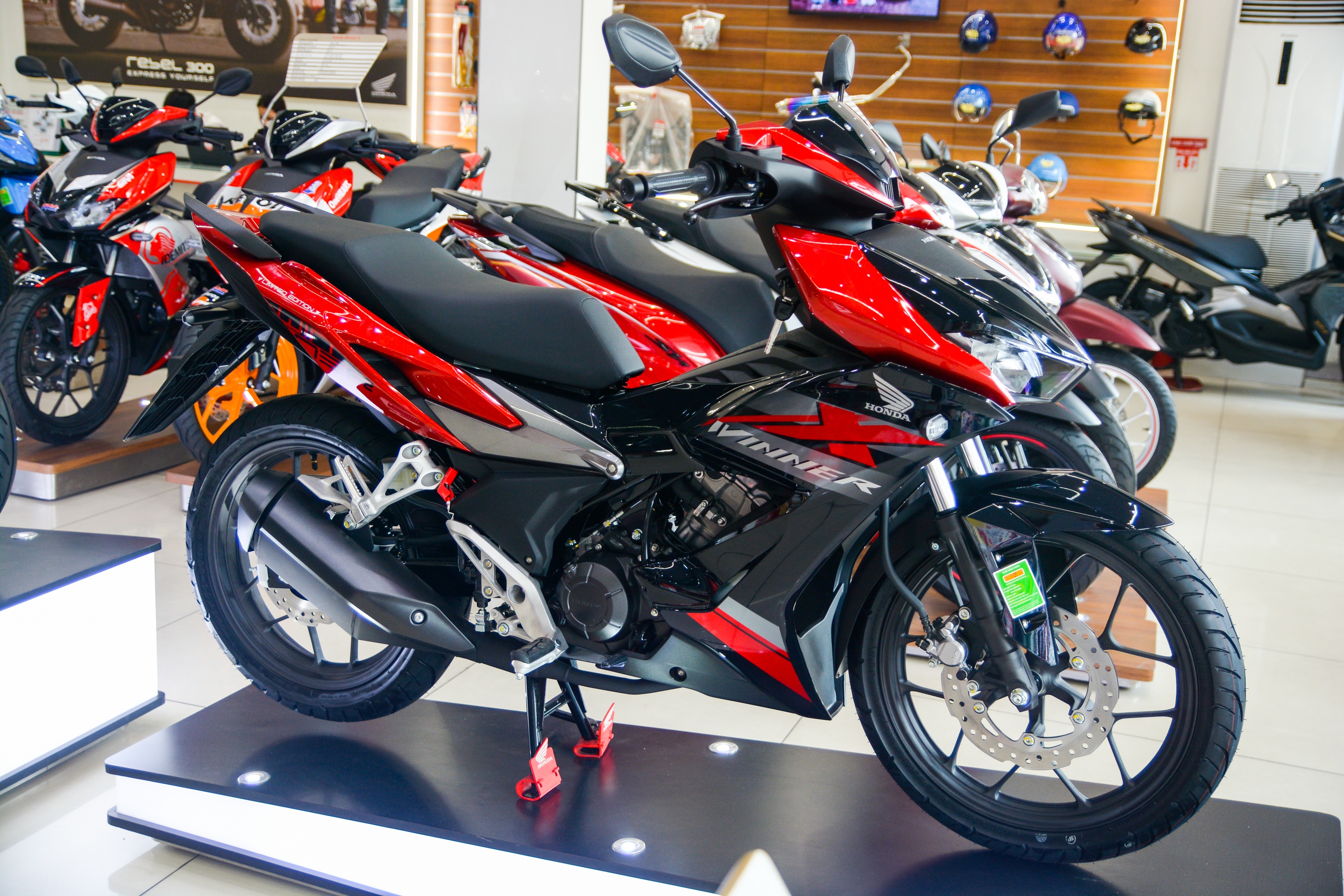 Honda Winner X bản giới hạn về đại lý không có phanh ABS ảnh 2 Honda Winner X ban gioi han ve dai ly khong co phanh ABS anh 2