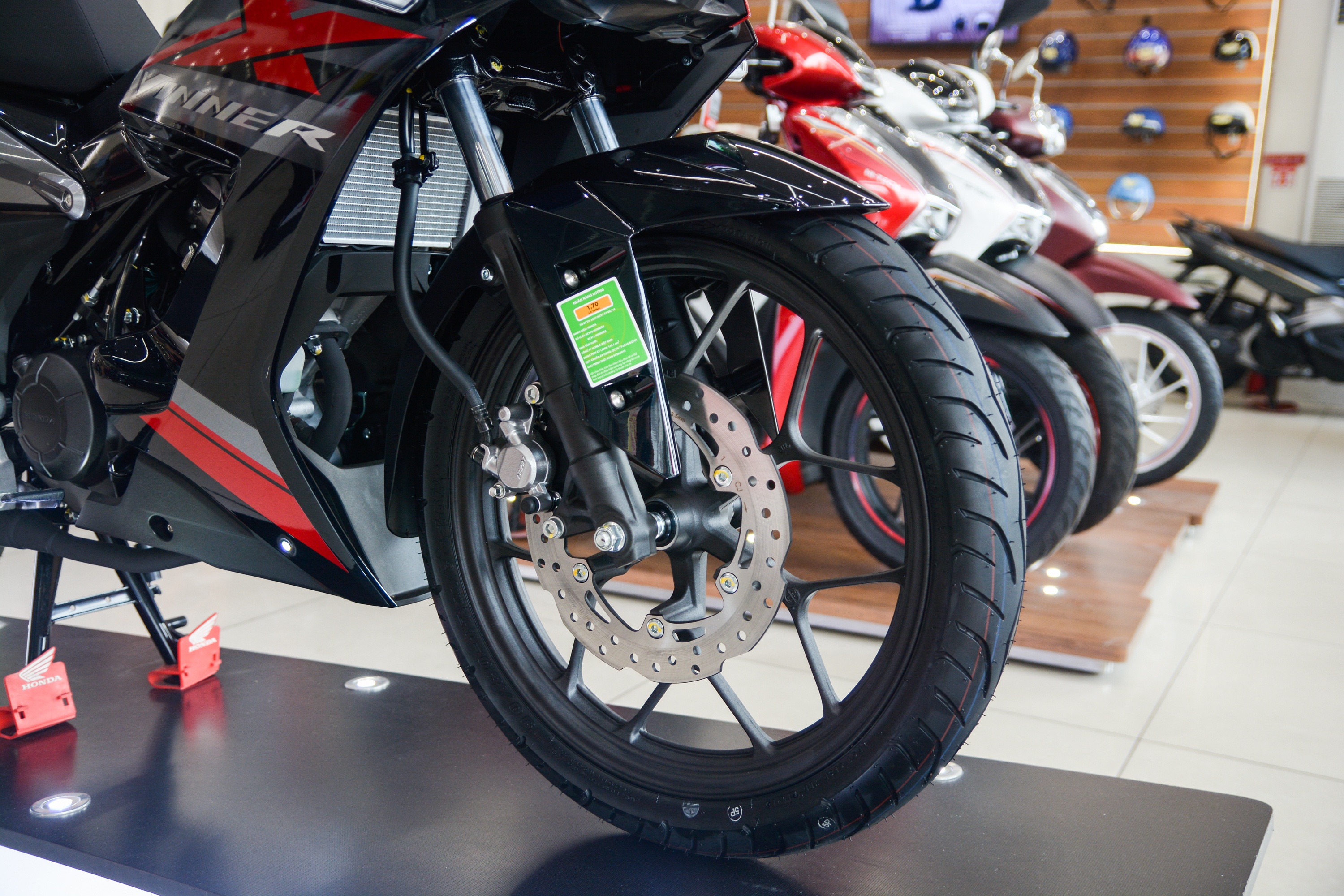 Honda Winner X bản giới hạn về đại lý không có phanh ABS ảnh 4 Honda Winner X ban gioi han ve dai ly khong co phanh ABS anh 4
