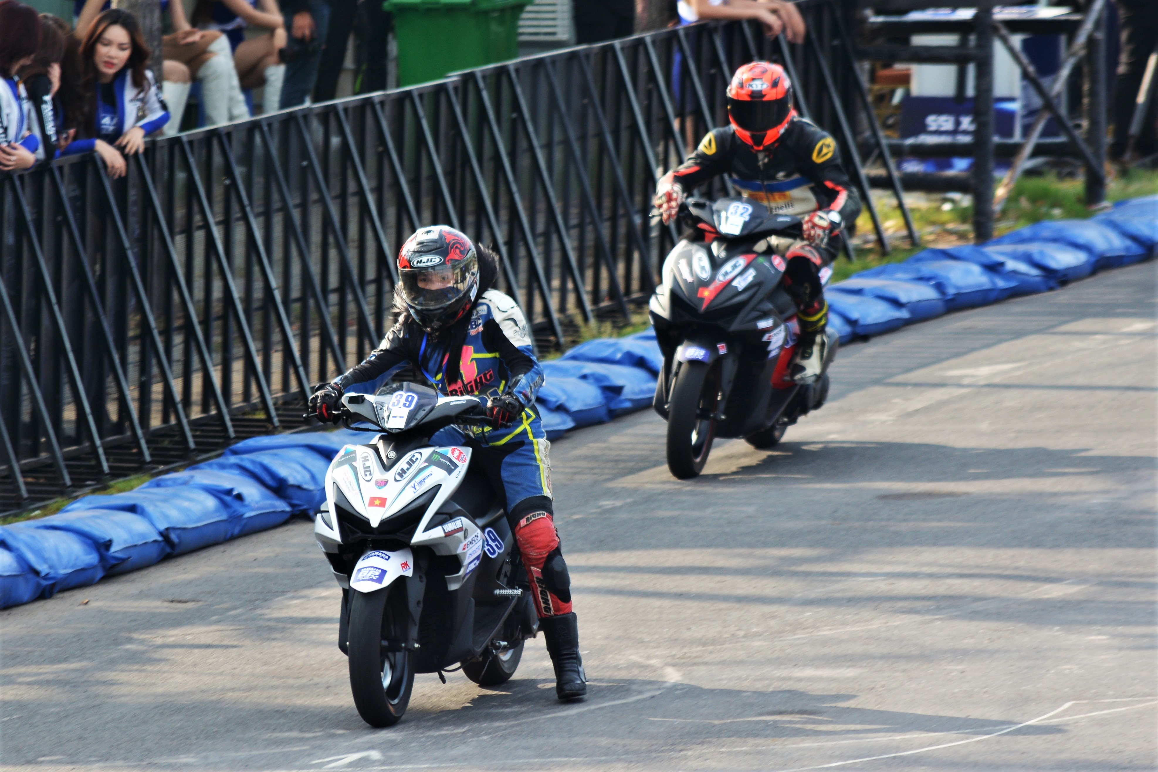 Trai nghiem Yamaha NVX phien ban xe dua tai Viet Nam anh 9