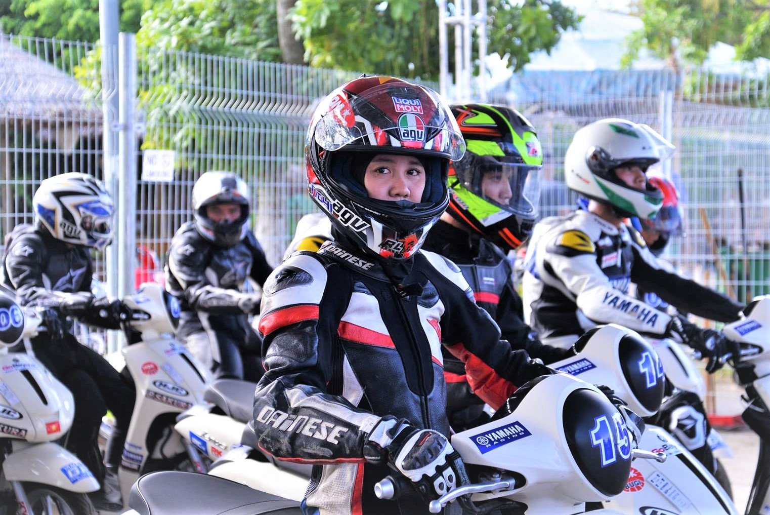 Nhung co gai noi bat trong lang dua xe moto Viet Nam anh 1