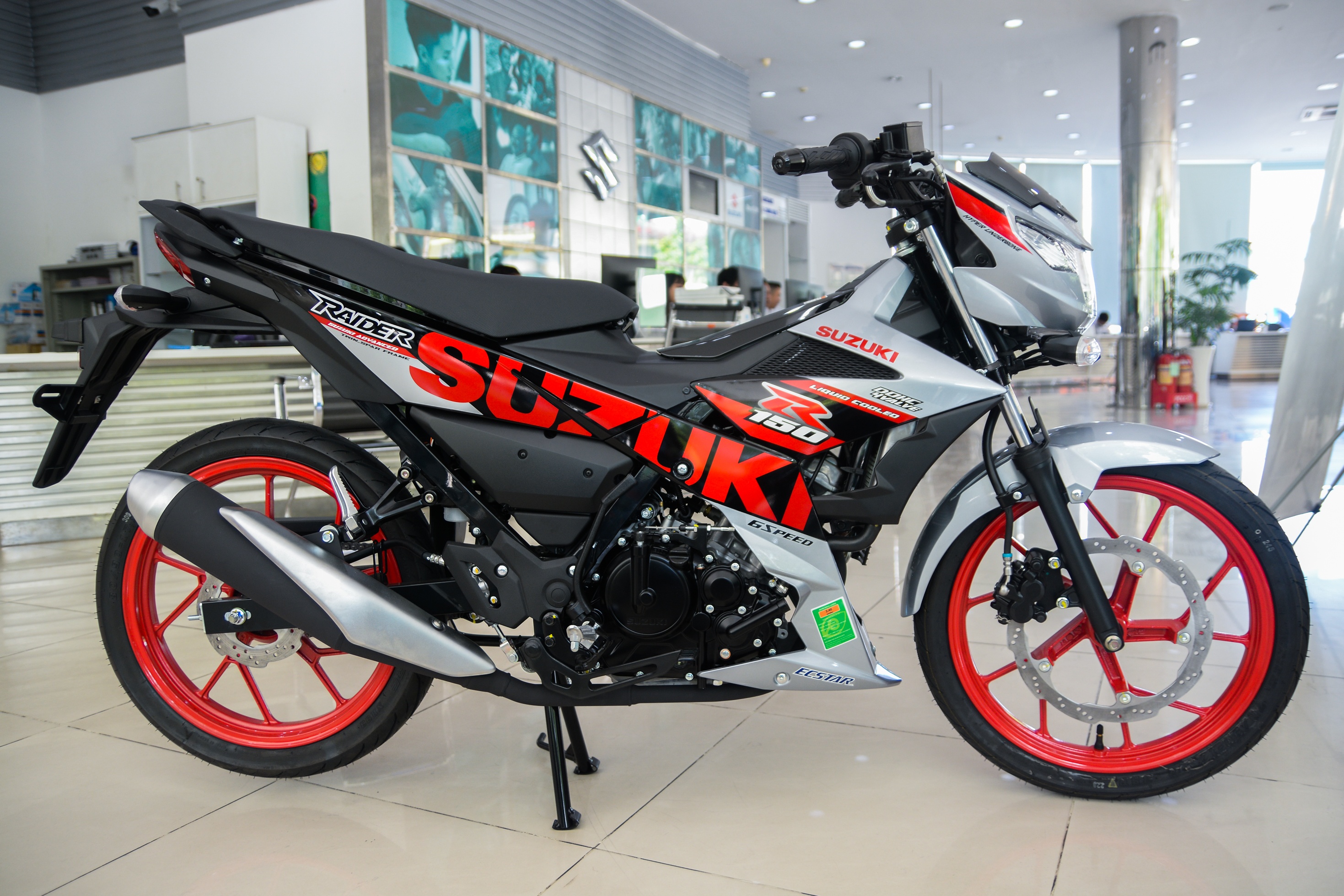 Cận cảnh Suzuki Raider R150 phiên bản thể thao vừa ra mắt ảnh 2 Can canh Suzuki Raider R150 phien ban the thao vua ra mat anh 2