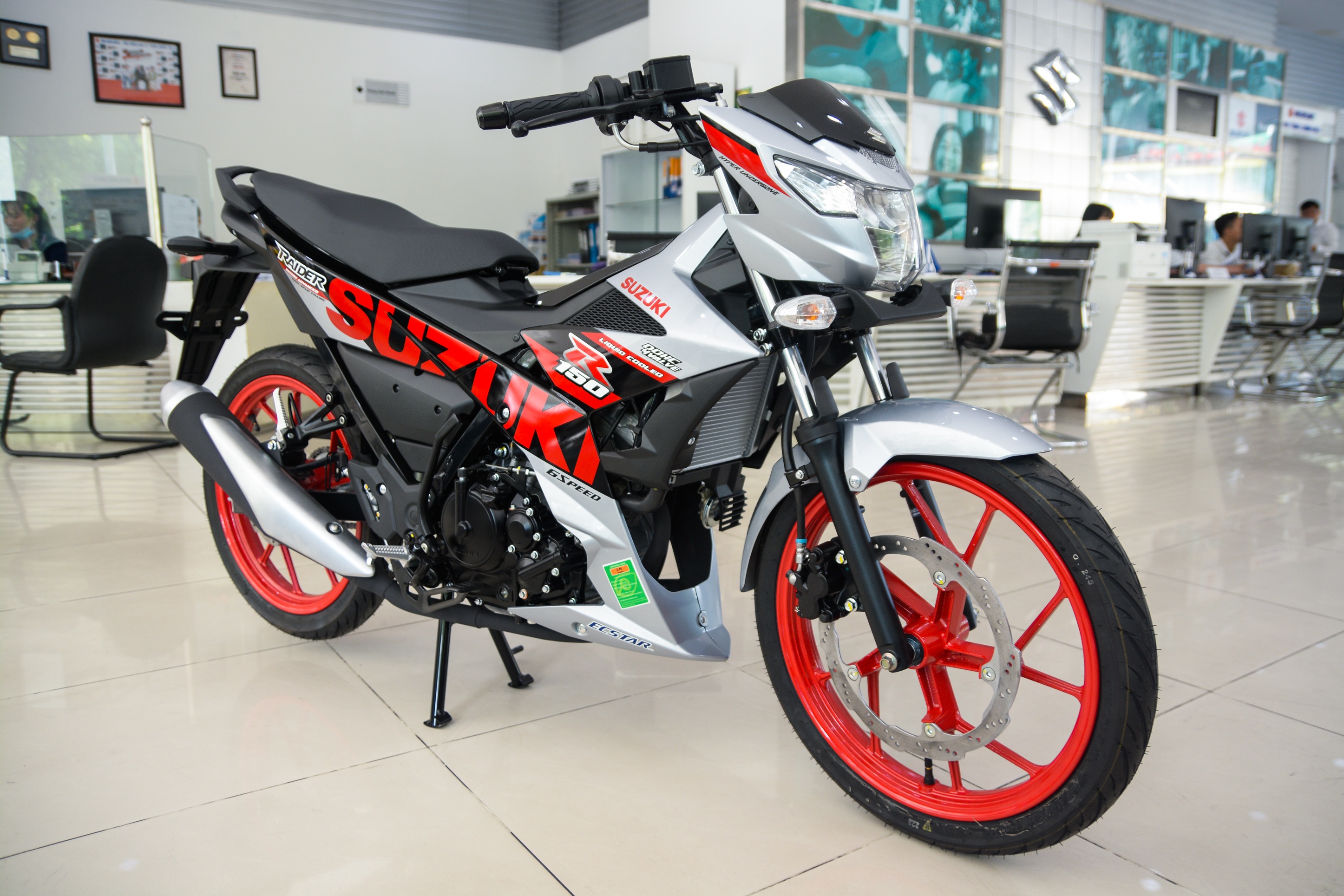 Cận cảnh Suzuki Raider R150 phiên bản thể thao vừa ra mắt ảnh 1 Can canh Suzuki Raider R150 phien ban the thao vua ra mat anh 1