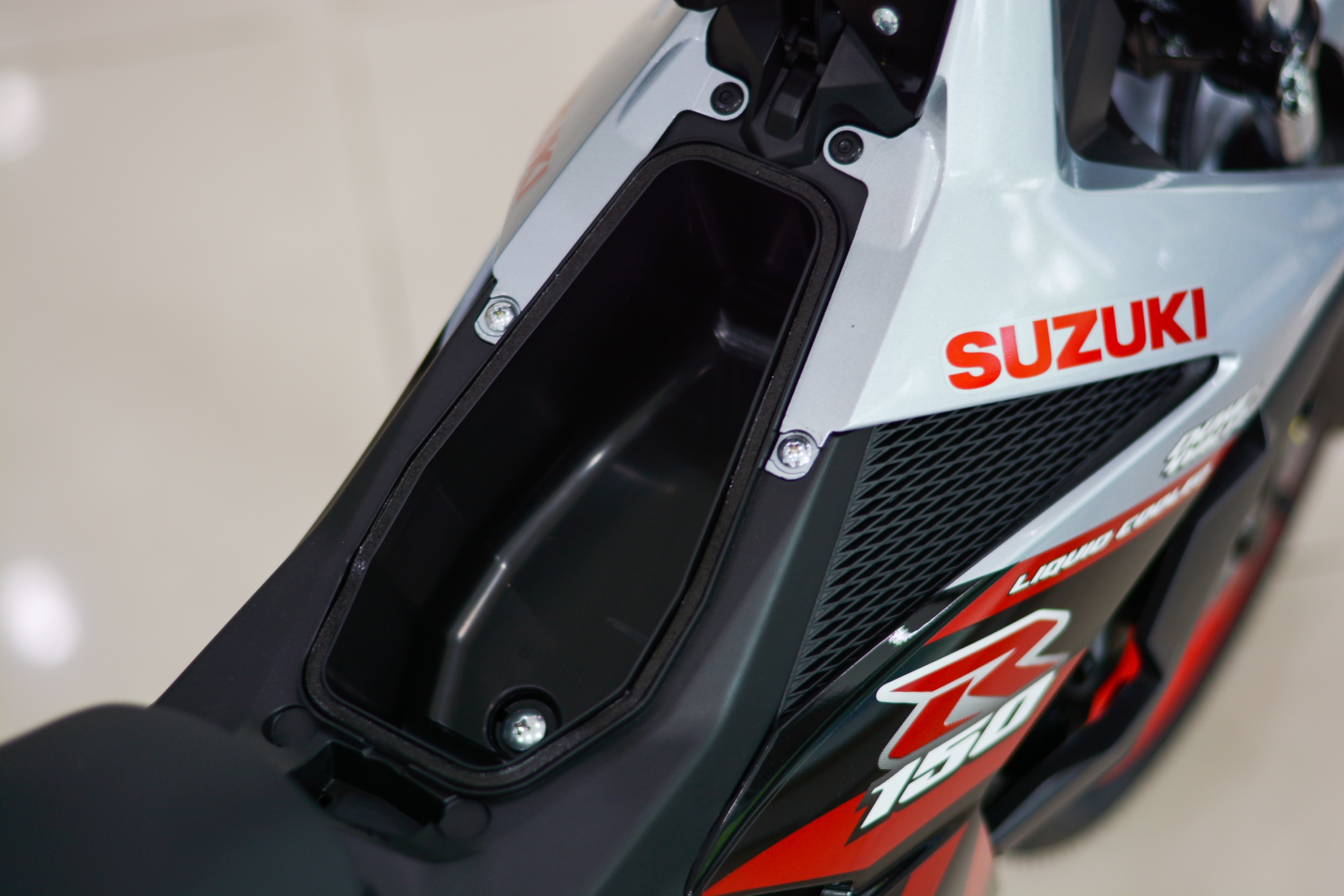Cận cảnh Suzuki Raider R150 phiên bản thể thao vừa ra mắt ảnh 7 Can canh Suzuki Raider R150 phien ban the thao vua ra mat anh 7