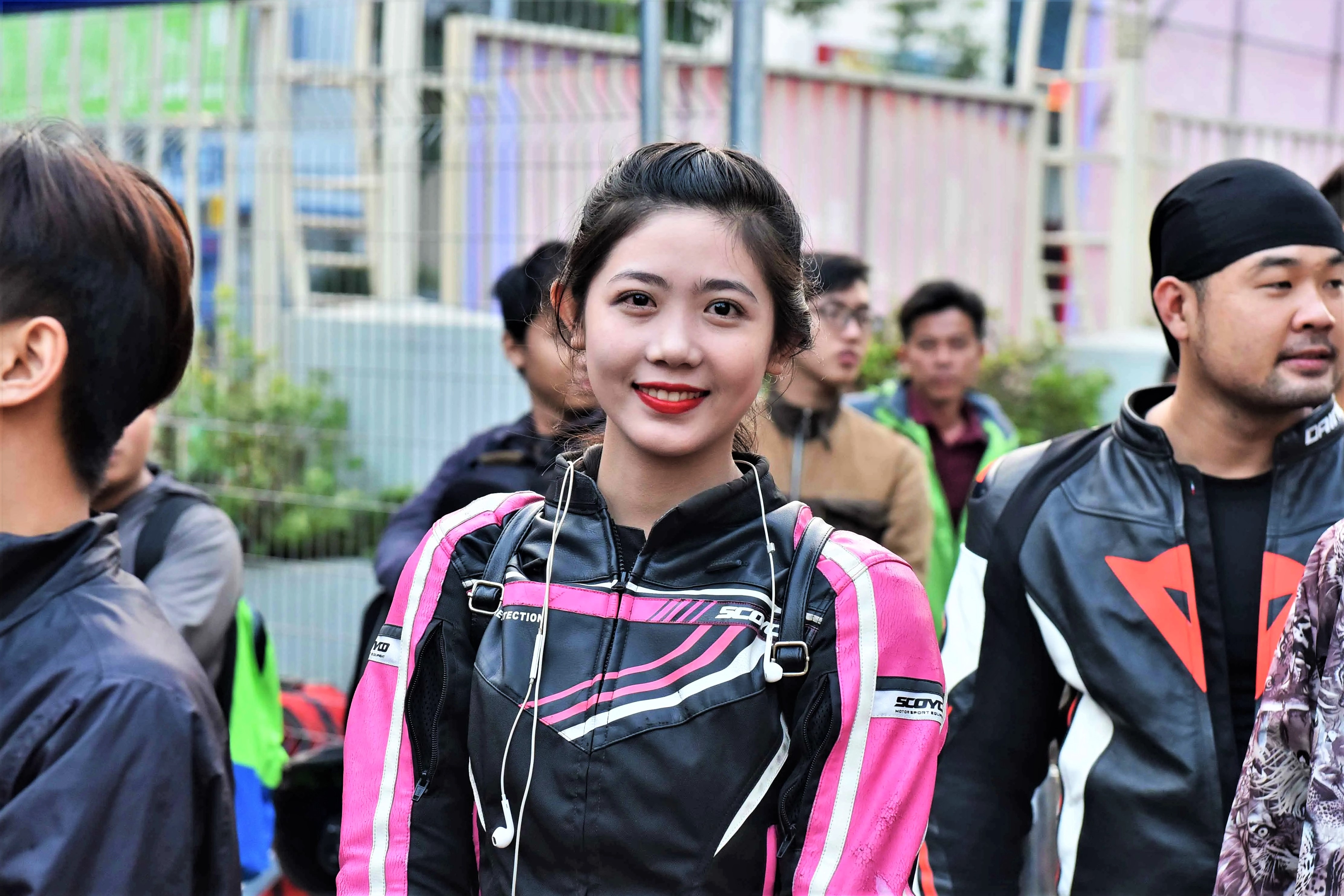 Nhung co gai noi bat trong lang dua xe Viet Nam hinh anh