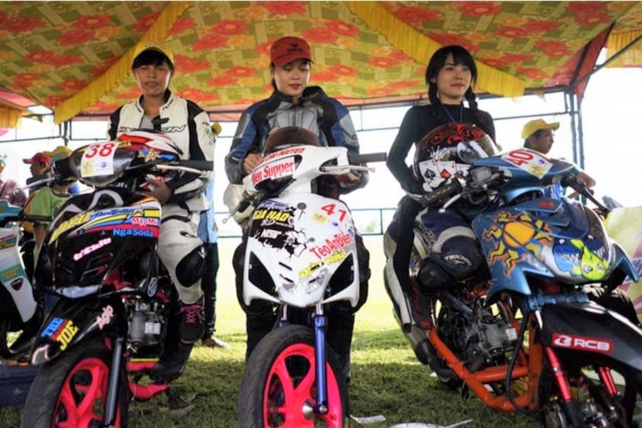 Nhung co gai noi bat trong lang dua xe moto Viet Nam anh 4
