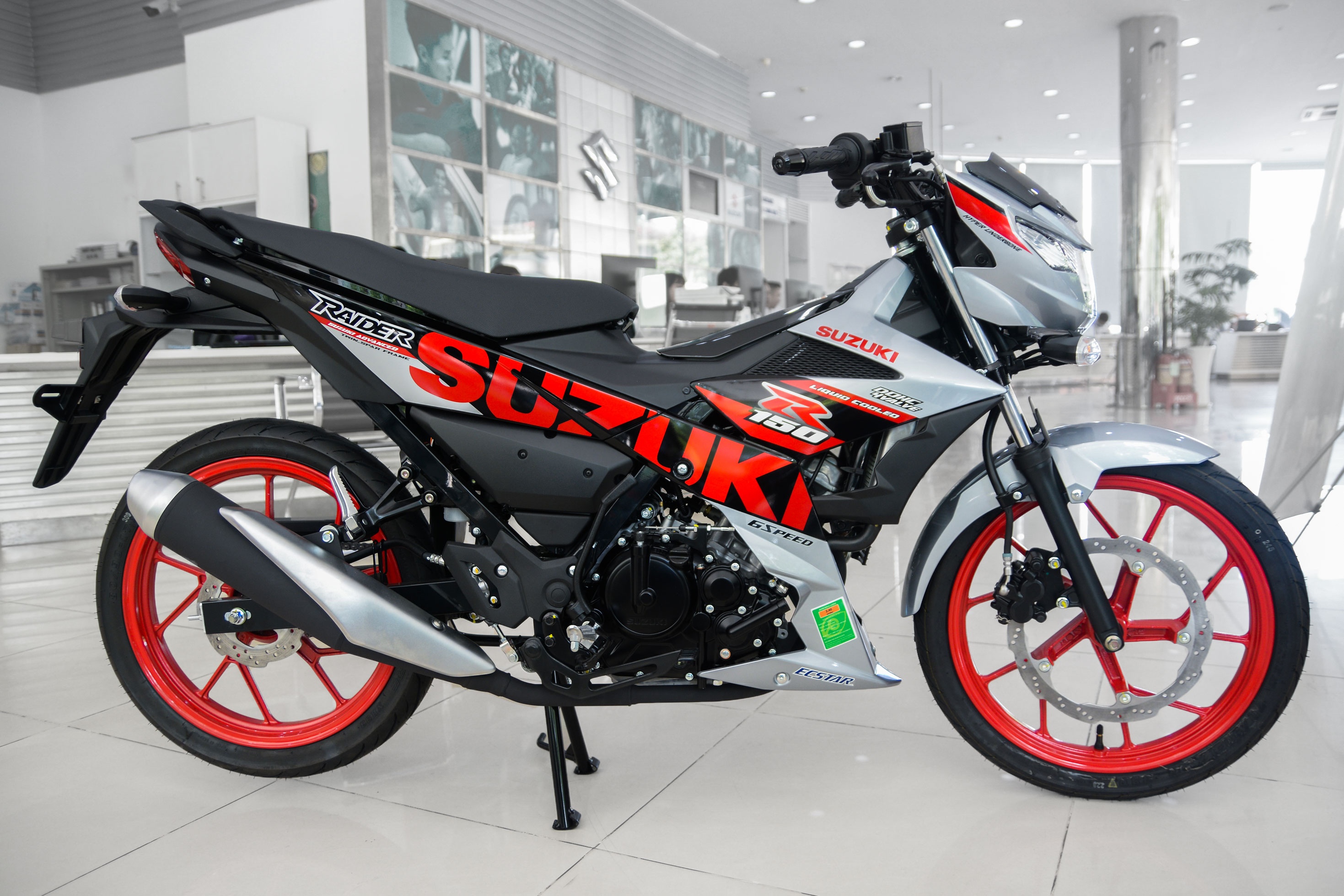 Can canh Suzuki Raider R150 phien ban the thao vua ra mat hinh anh