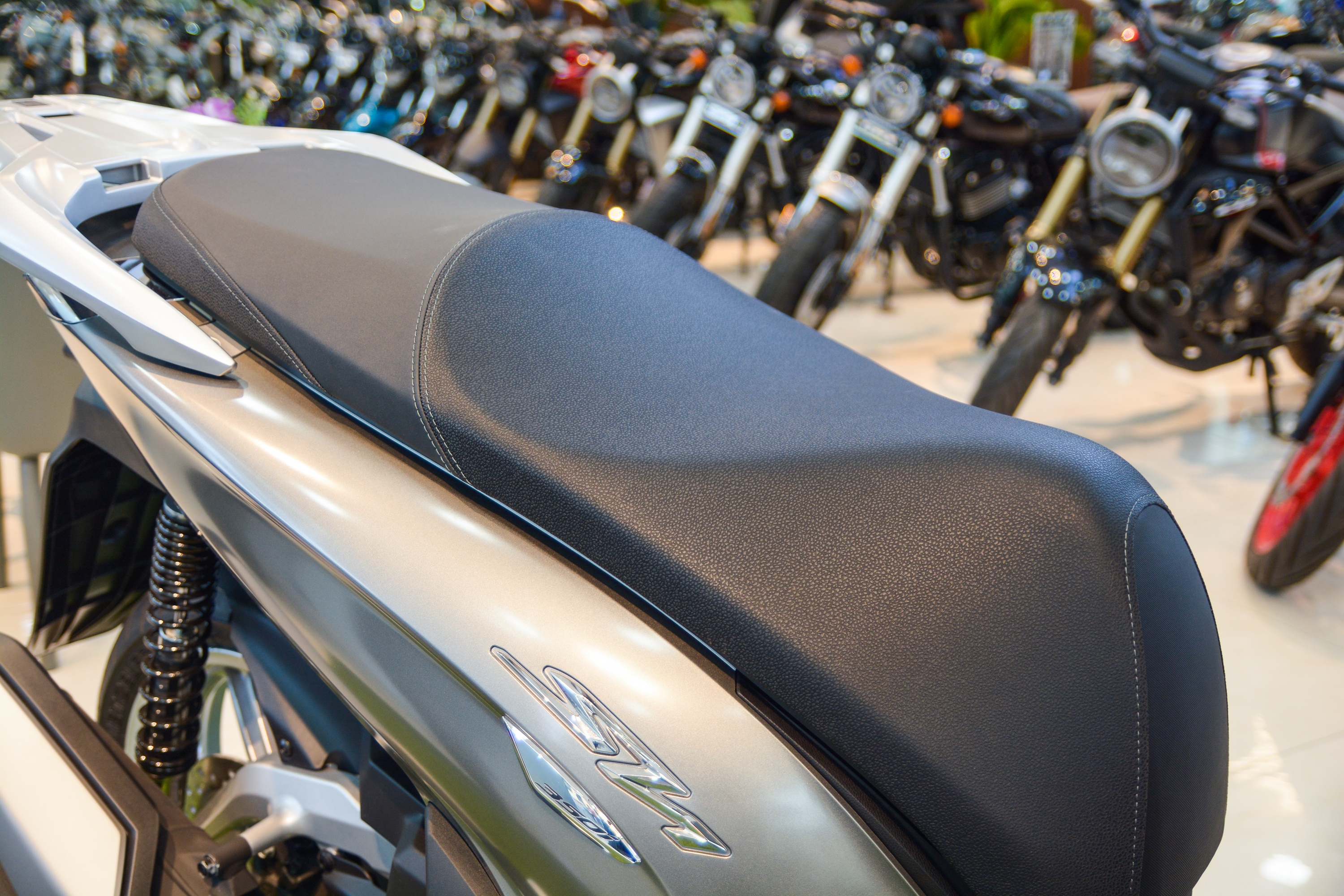 Chi tiet Honda SH 350i dau tien tai Viet Nam anh 10