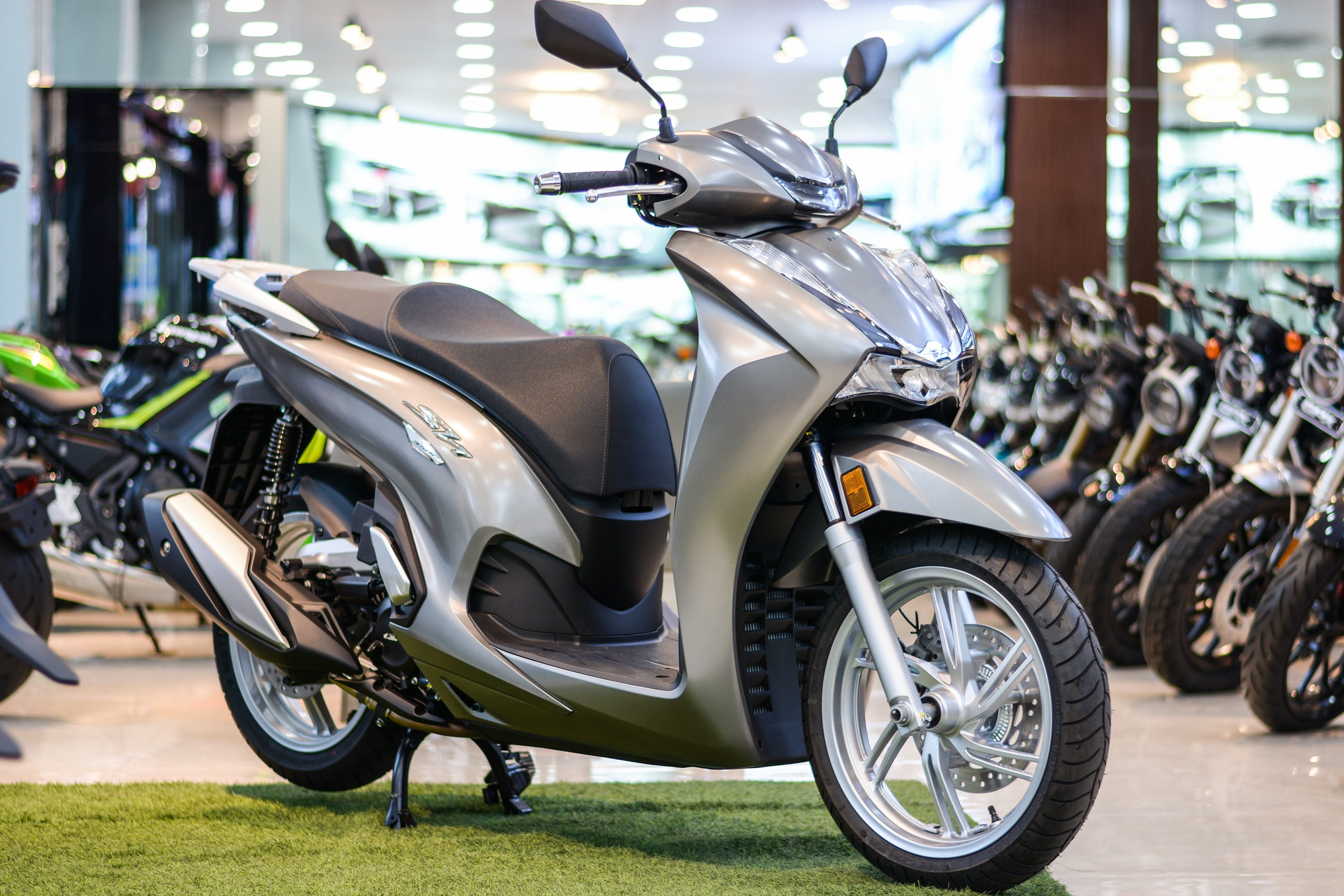 Honda SH 350i hay Vespa GTS 300 HPE ảnh 2 Honda SH 350i hay Vespa GTS 300 HPE anh 2
