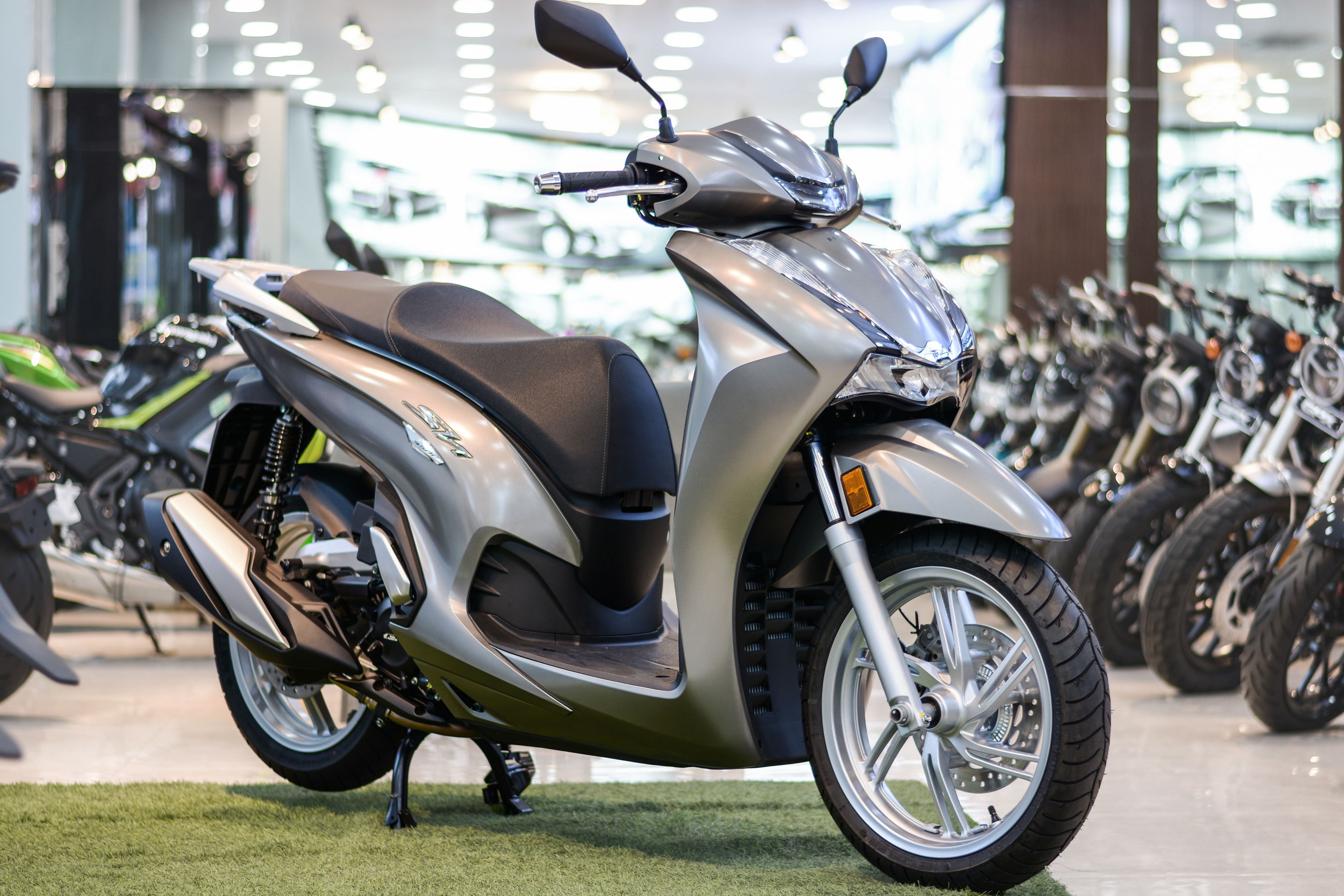 Gia ban thuc te cua Honda SH 350i van cao hon muc de xuat hinh anh