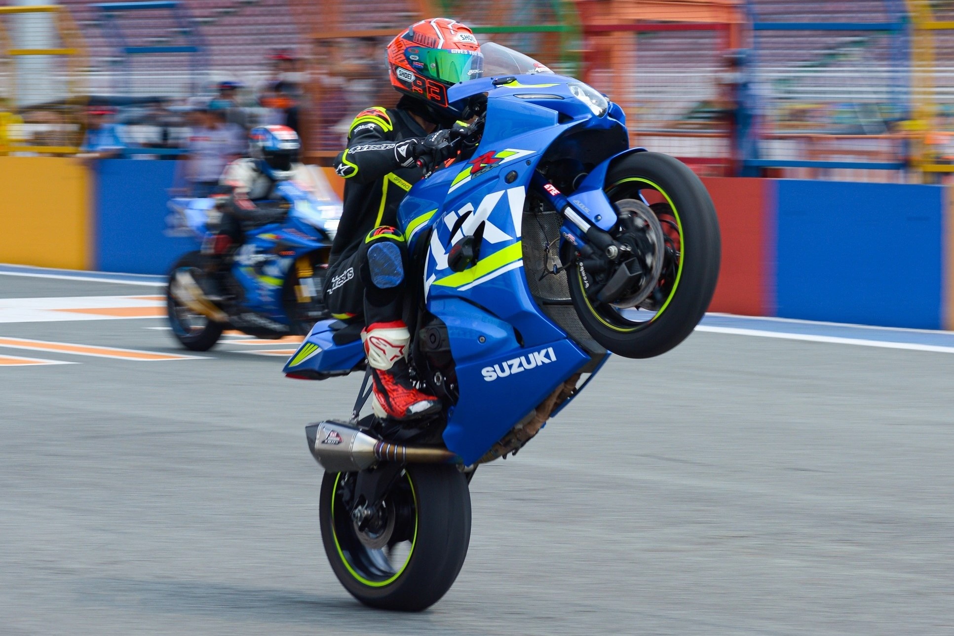 Hai su kien dua xe o Binh Duong dip 30/4 bi hoan hinh anh