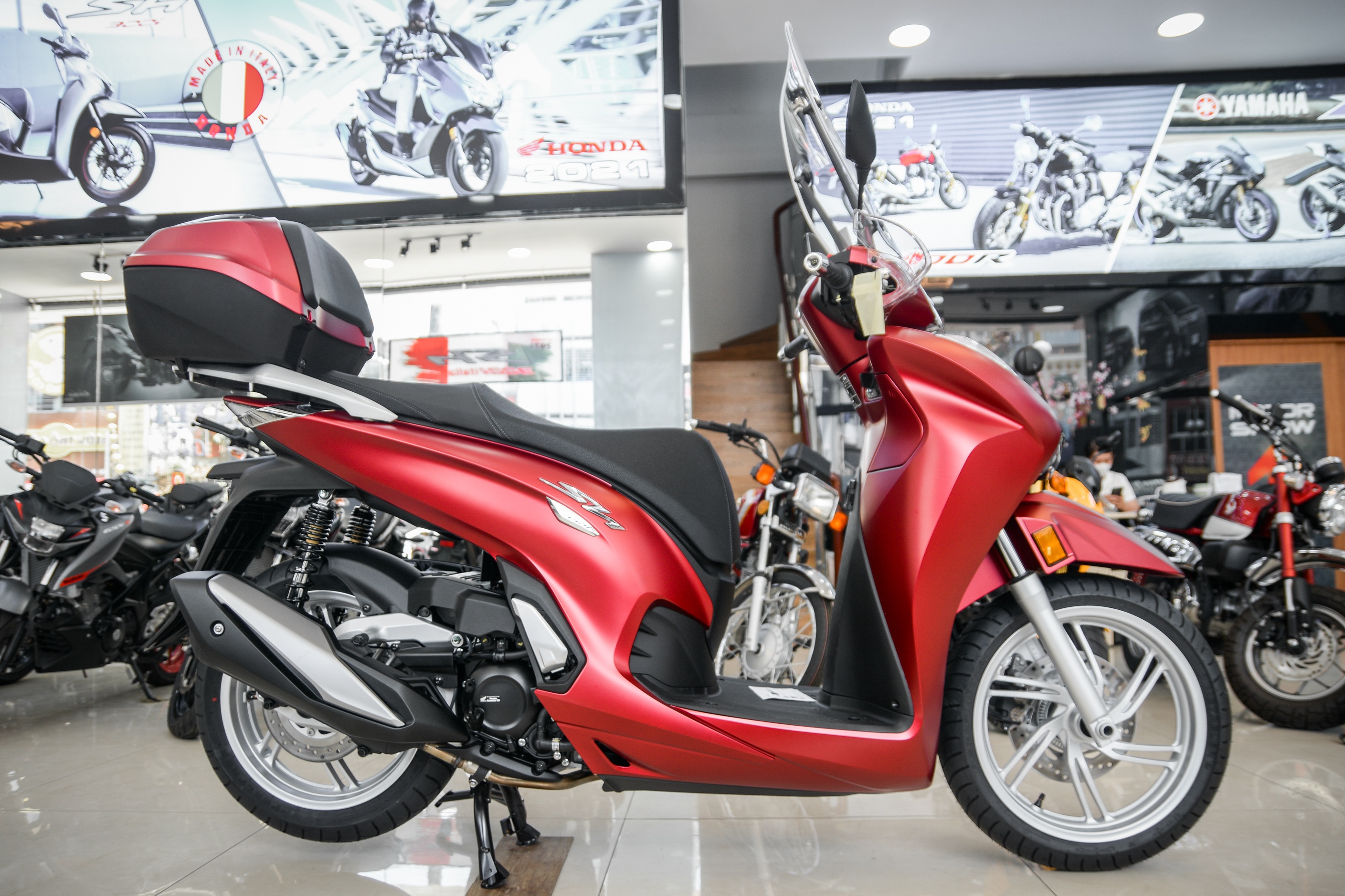 Cận cảnh bộ phụ kiện chính hãng của Honda SH350i tại Việt Nam ảnh 10 Can canh bo phu kien chinh hang cua Honda SH350i tai Viet Nam anh 10