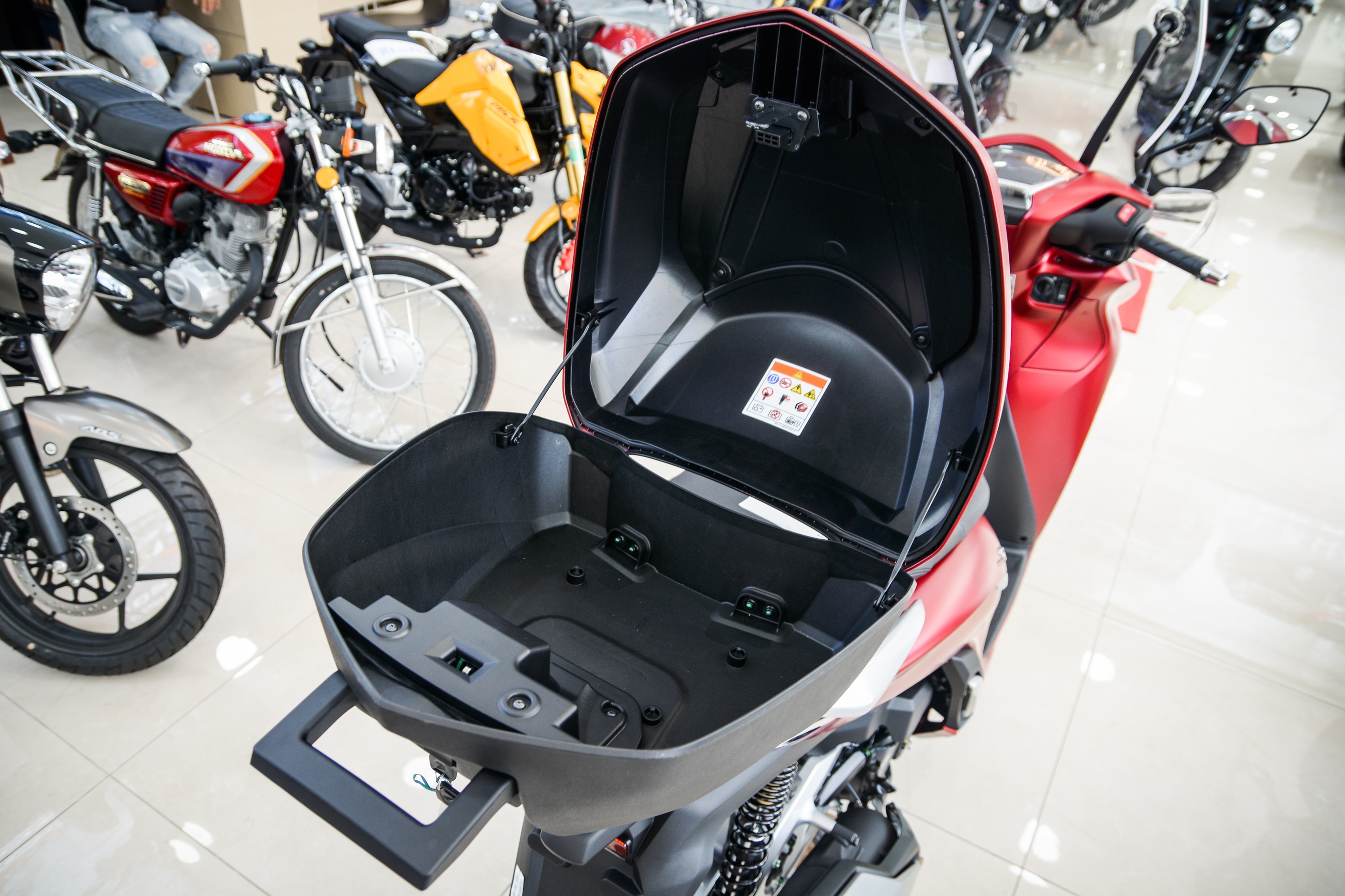 Cận cảnh bộ phụ kiện chính hãng của Honda SH350i tại Việt Nam ảnh 7 Can canh bo phu kien chinh hang cua Honda SH350i tai Viet Nam anh 7
