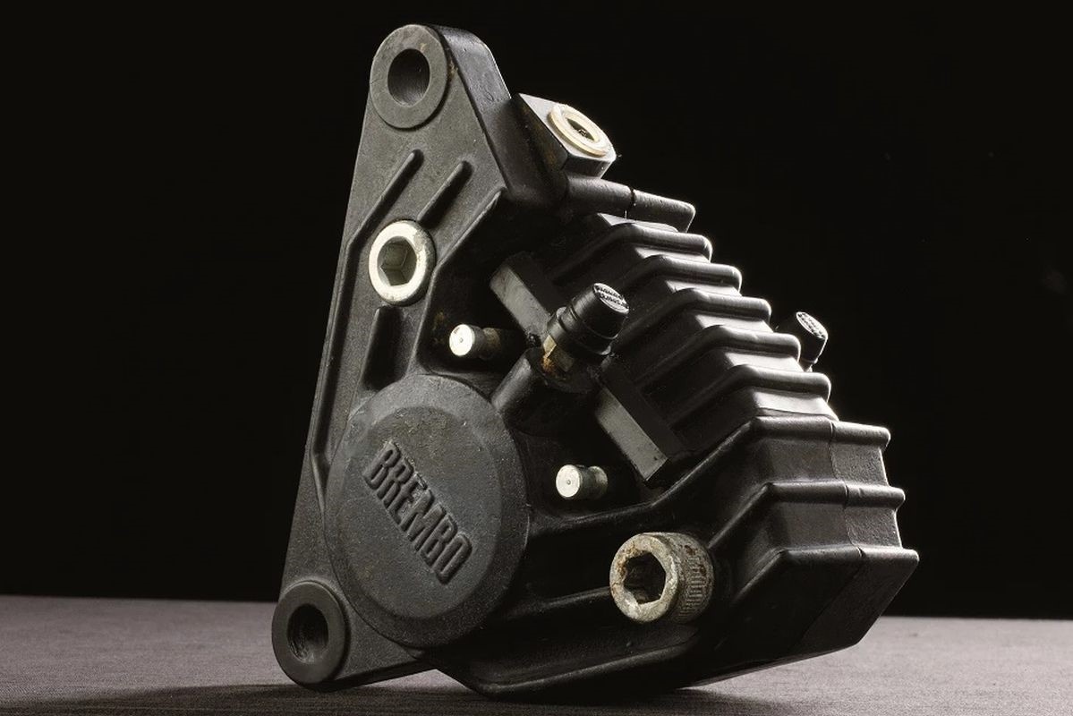 Kep phanh Brembo den LED anh 2