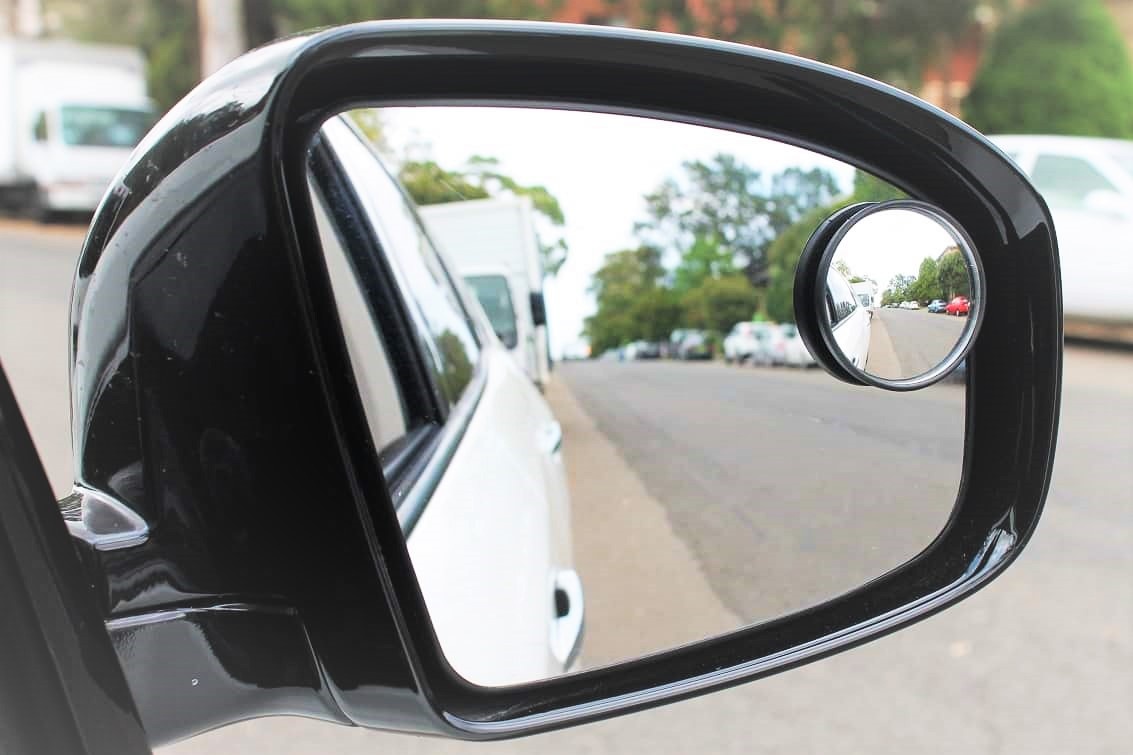 Toi co nen lap them guong cau loi tren kinh chieu hau? hinh anh