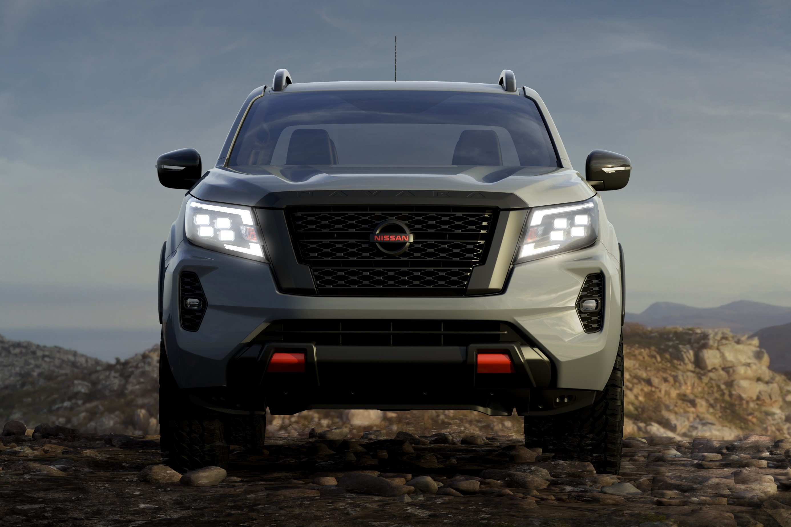 Nissan Navara Pro4X canh tranh voi Ford Ranger Wildtrak anh 1