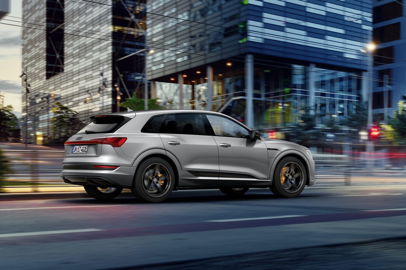 Audi e-tron có thêm phiên bản mới ảnh 4 Audi e-tron co them phien ban moi anh 4