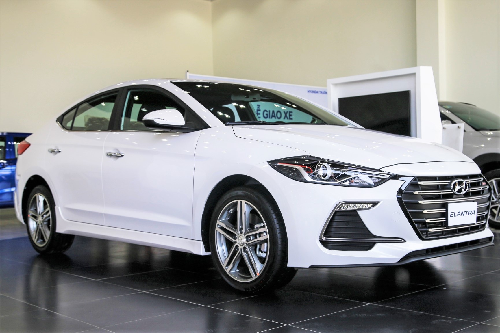 Mua sedan the thao, chon Honda Civic RS hay Hyundai Elantra Sport? hinh anh