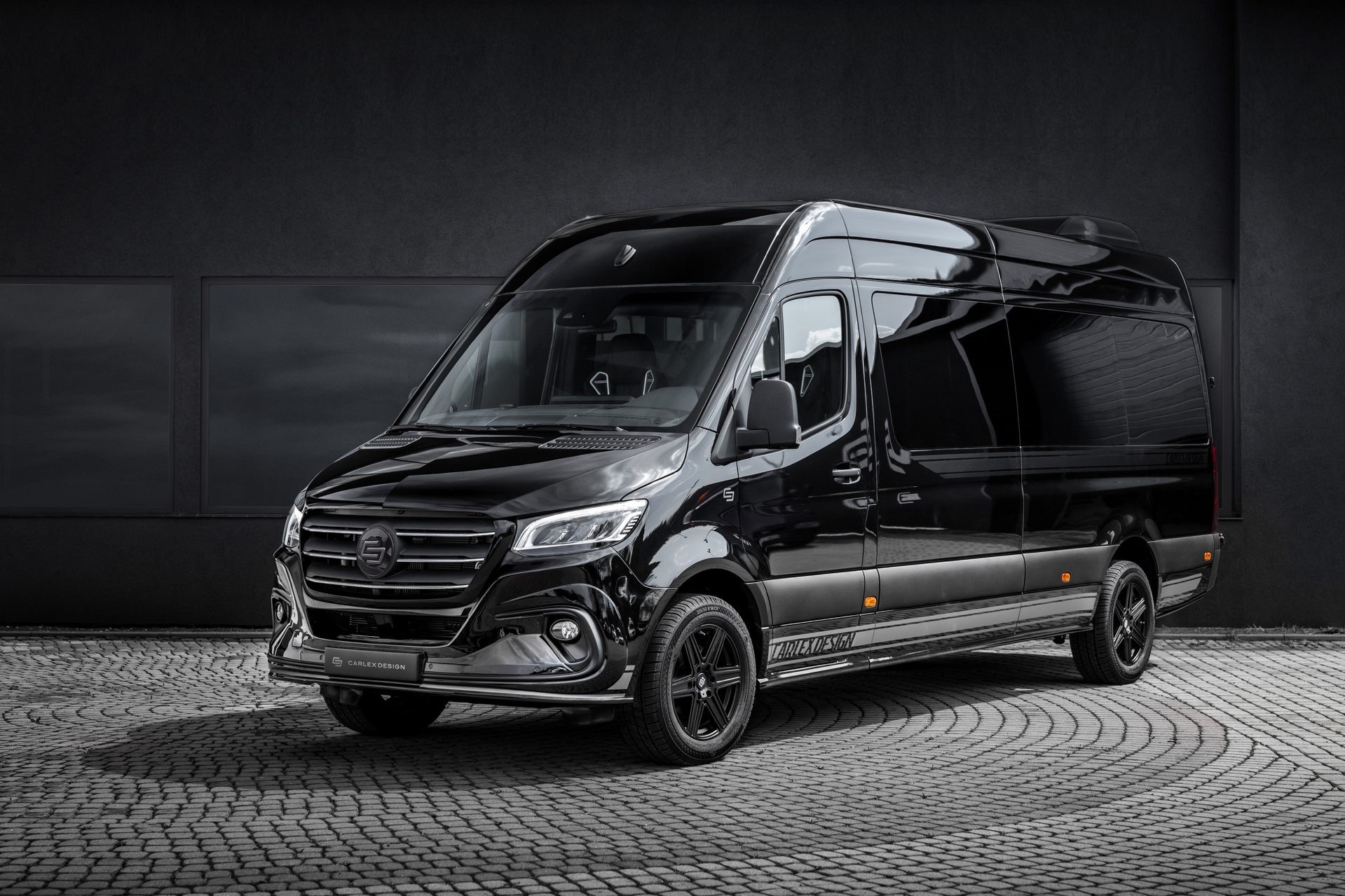 Mercedes-Benz Sprinter phong cach bong dem anh 1