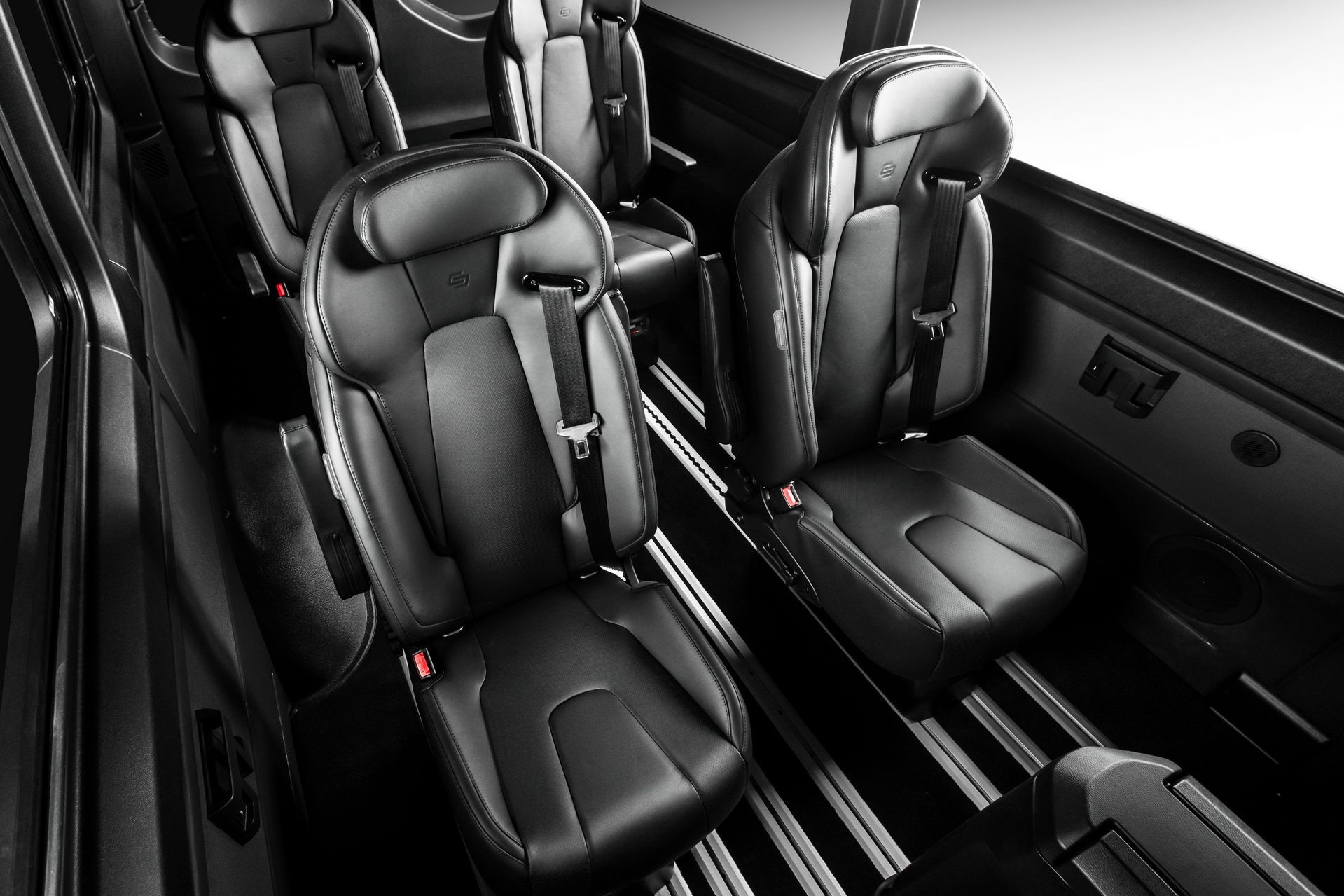 Mercedes-Benz Sprinter phong cach bong dem anh 8