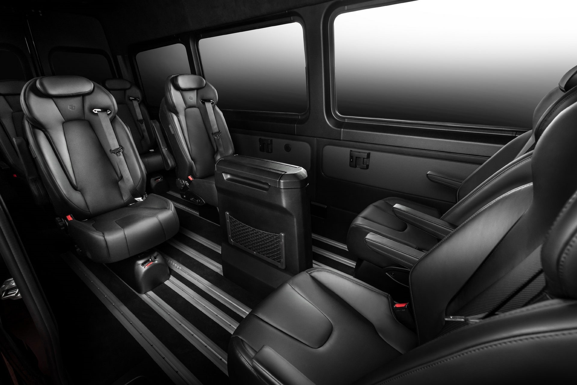 Mercedes-Benz Sprinter phong cach bong dem anh 9