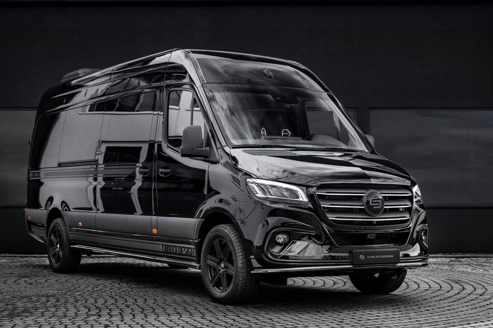 Xe dich vu Mercedes-Benz Sprinter voi goi do phong cach bong dem hinh anh